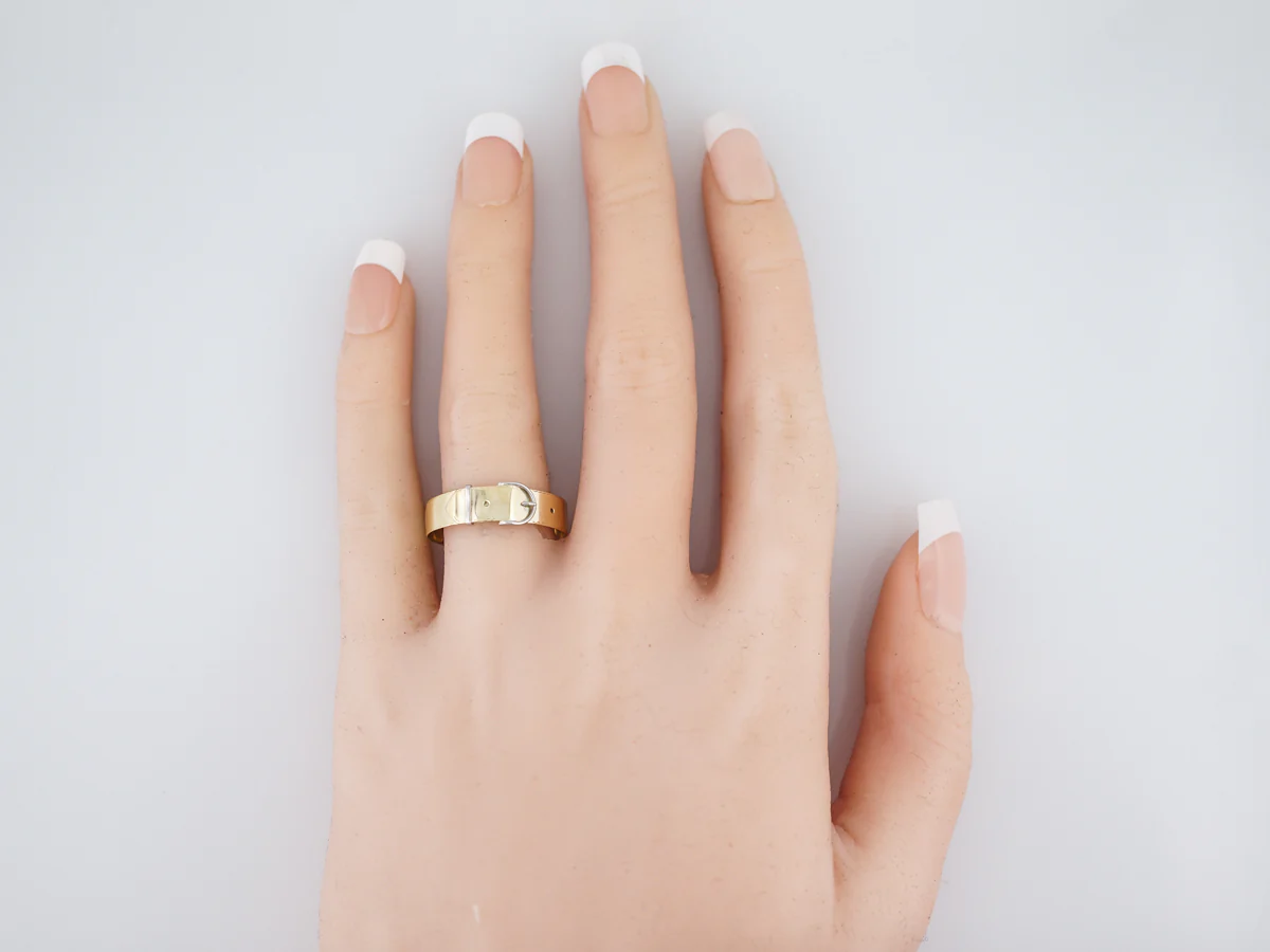 Antique Right Hand Ring Victorian in 14K Yellow Gold - Image 5