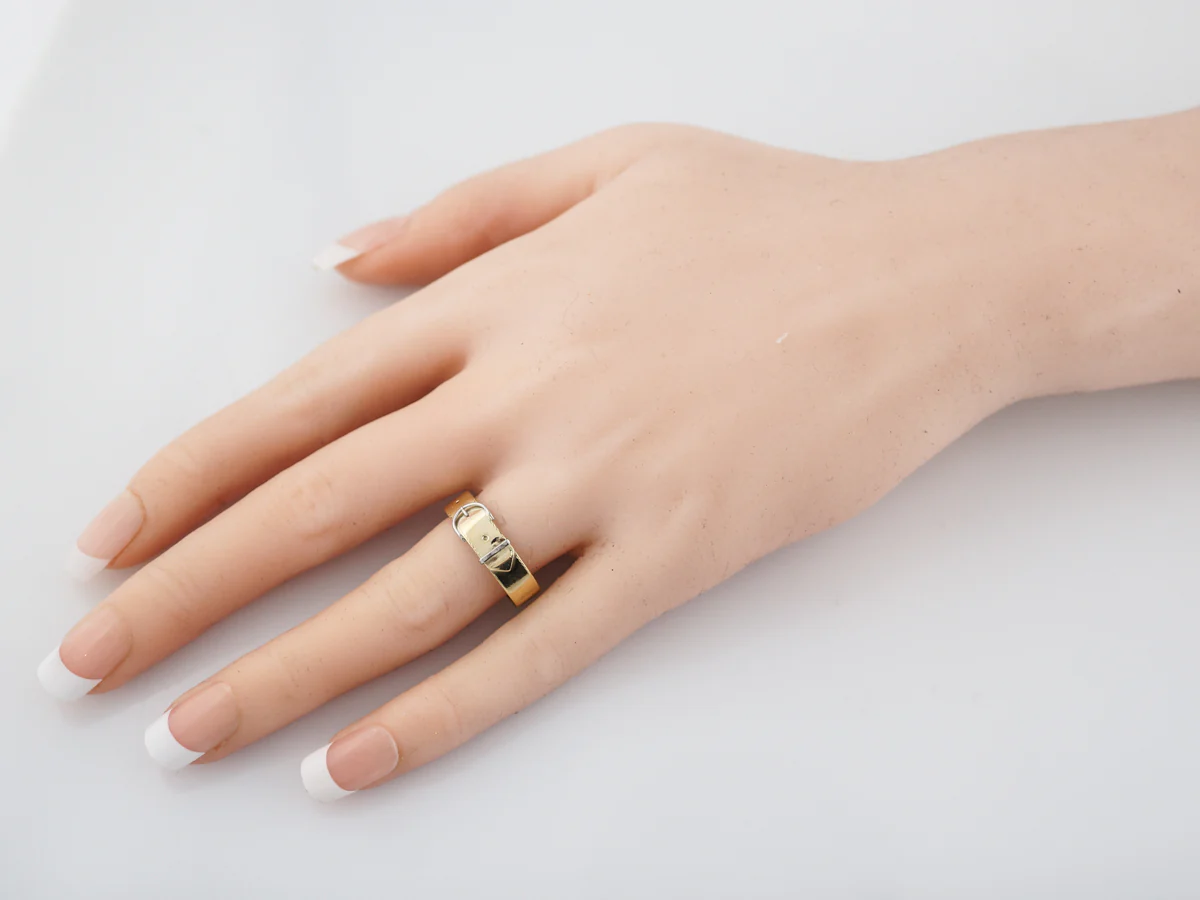 Antique Right Hand Ring Victorian in 14K Yellow Gold - Image 6