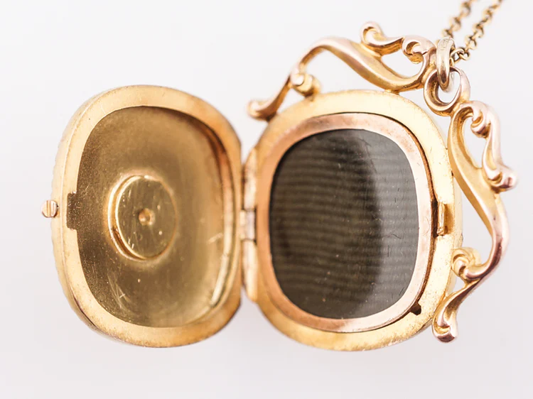 Antique Victorian Engraved Locket in 12k Yellow Gold - Image 4