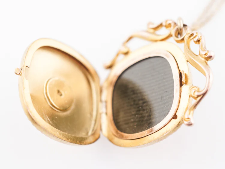 Antique Victorian Engraved Locket in 12k Yellow Gold - Image 5