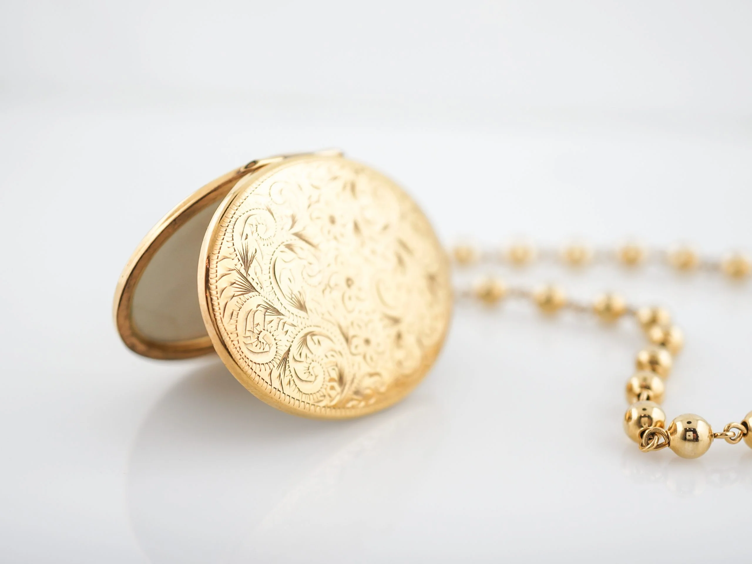Antique Victorian Necklace & Large Oval Locket in 14k Yellow Gold - Image 7