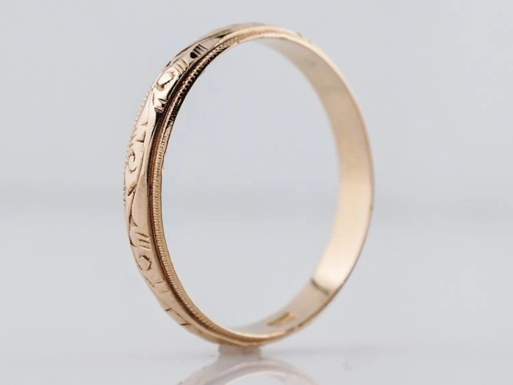 Antique Wedding Band Art Deco Engraved in 18k Yellow Gold - Image 3