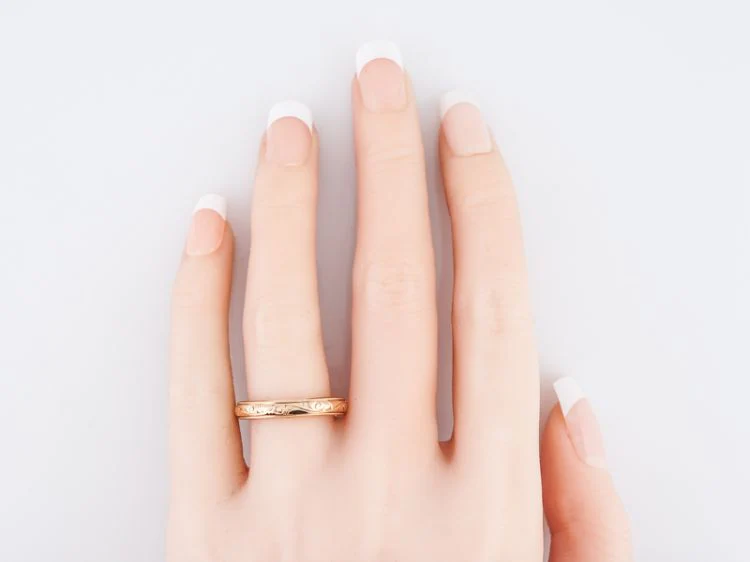 Antique Wedding Band Art Deco Engraved in 18k Yellow Gold - Image 5