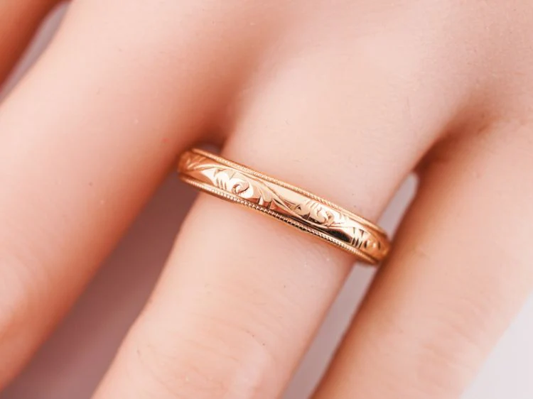 Antique Wedding Band Art Deco Engraved in 18k Yellow Gold - Image 6