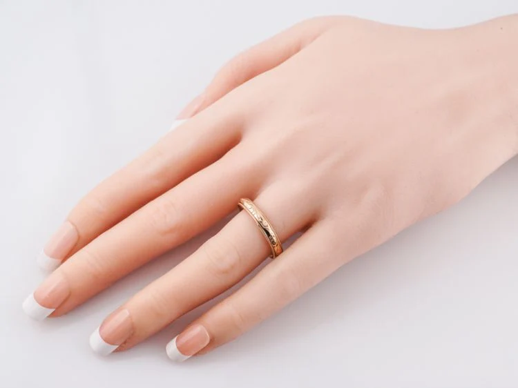 Antique Wedding Band Art Deco Engraved in 18k Yellow Gold - Image 7