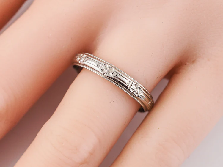 Antique Wedding Band Art Deco Floral Engraved in 18k White Gold - Image 6