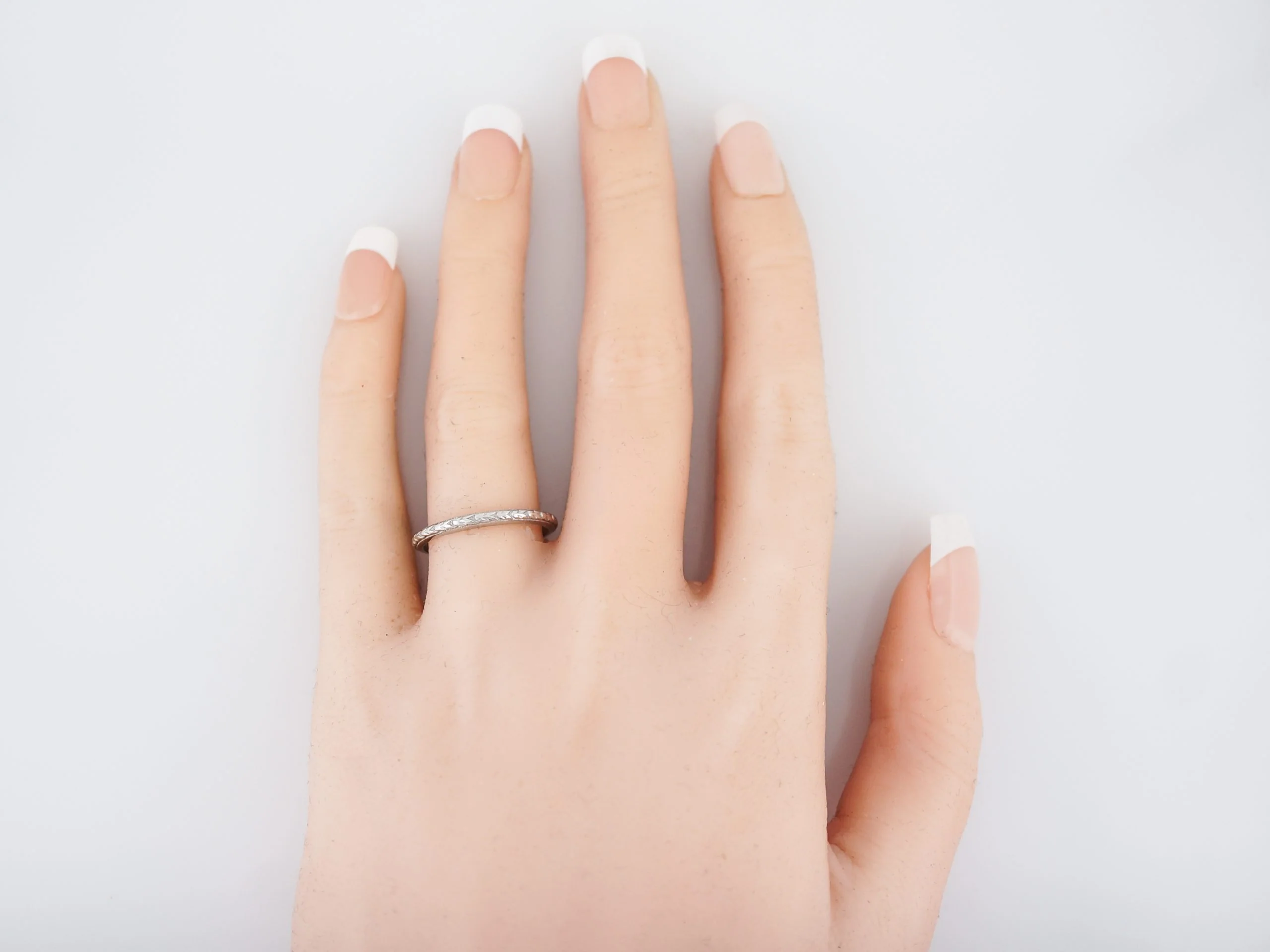Antique Wedding Band Art Deco Geometric Engraved in Platinum - Image 4