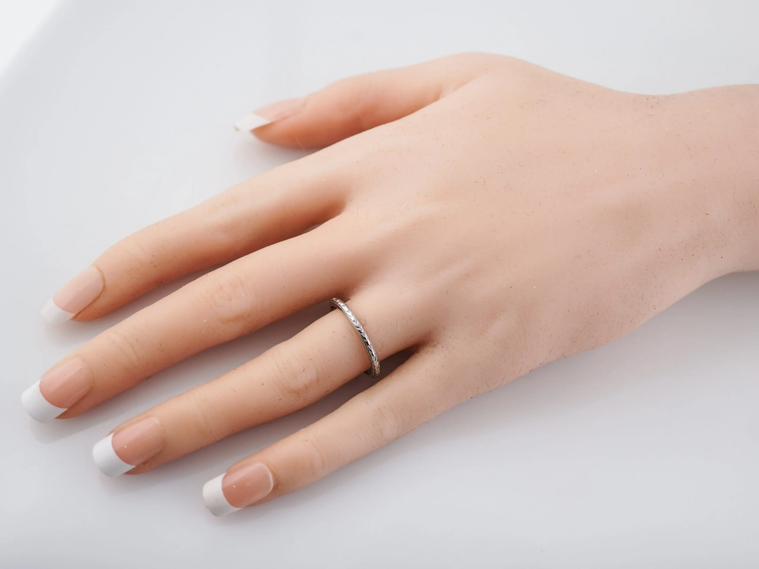 Antique Wedding Band Art Deco Geometric Engraved in Platinum - Image 5