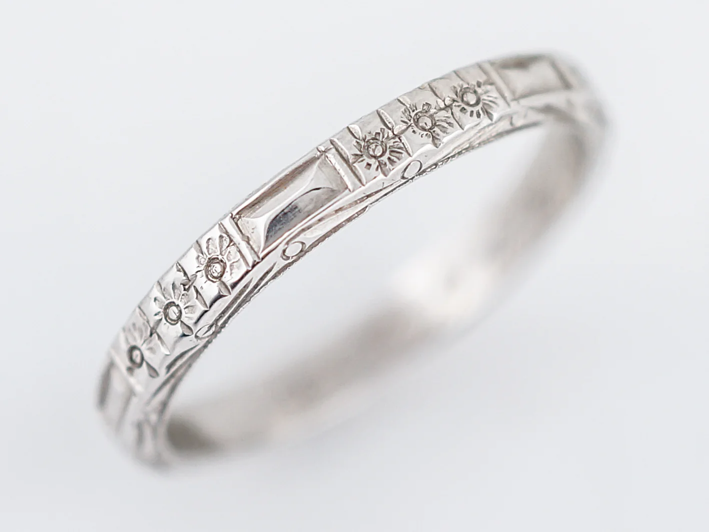 Antique Wedding Band Art Deco Orange Blossom in 18 Karat White Gold - Image 4