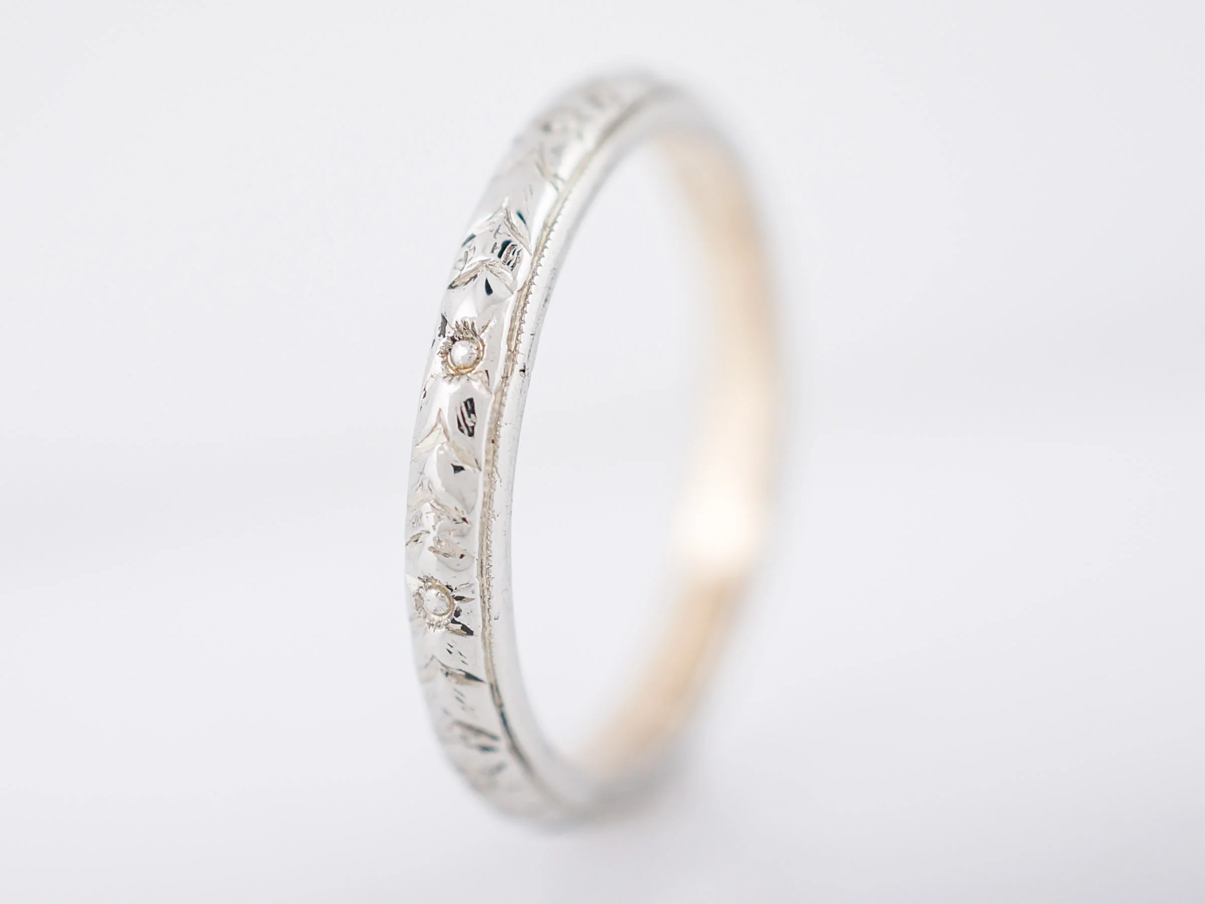 Antique Wedding Band Art Deco Orange Blossom in 18K White & Yellow Gold - Image 2