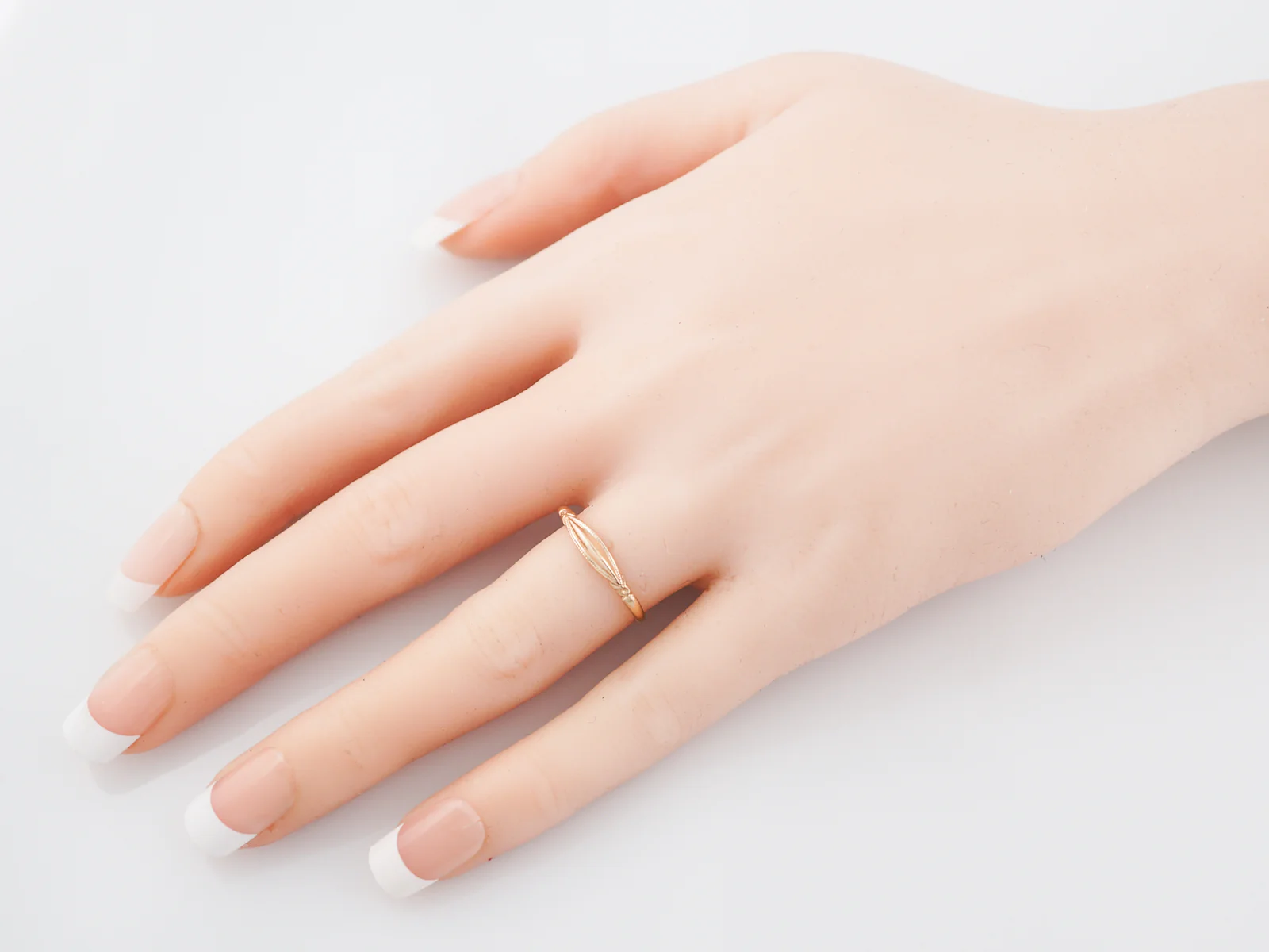 Antique Wedding Band Late Art Deco in 14k Yellow Gold - Image 7
