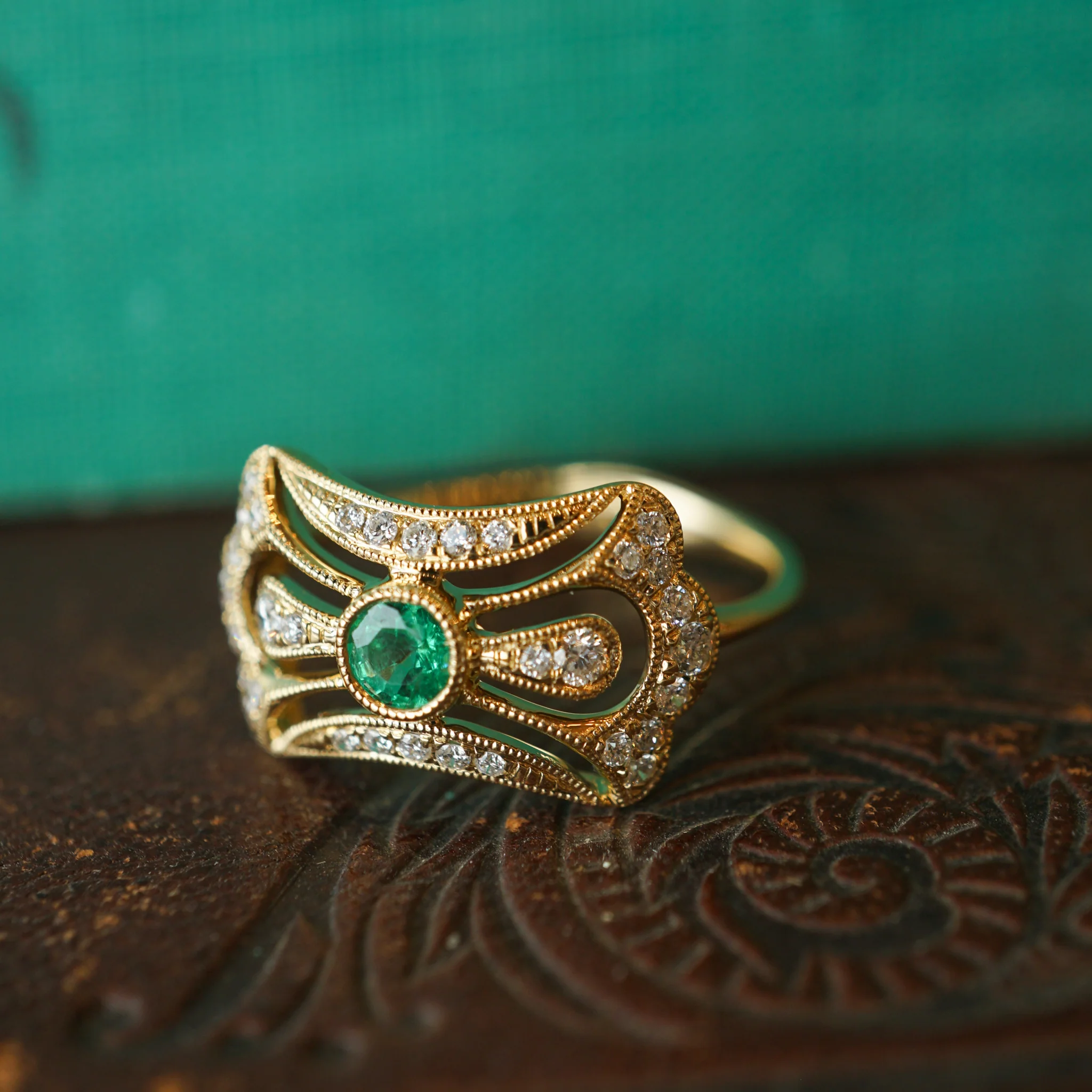 Art Deco Inspired Emerald & Diamond Ring in 18k Yellow Gold - Image 6