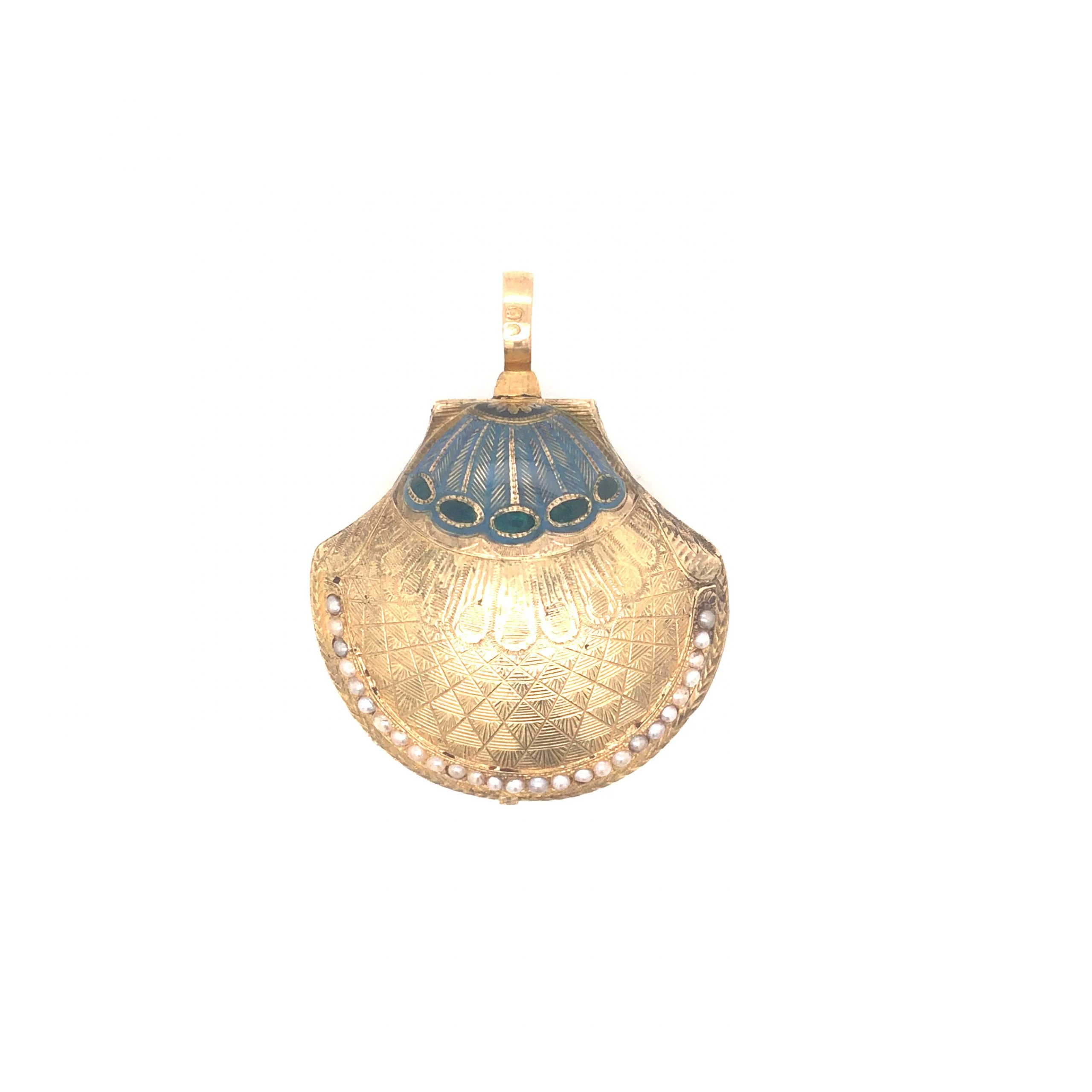 Art Nouveau Pearl Shell Pendant in 18k Yellow Gold