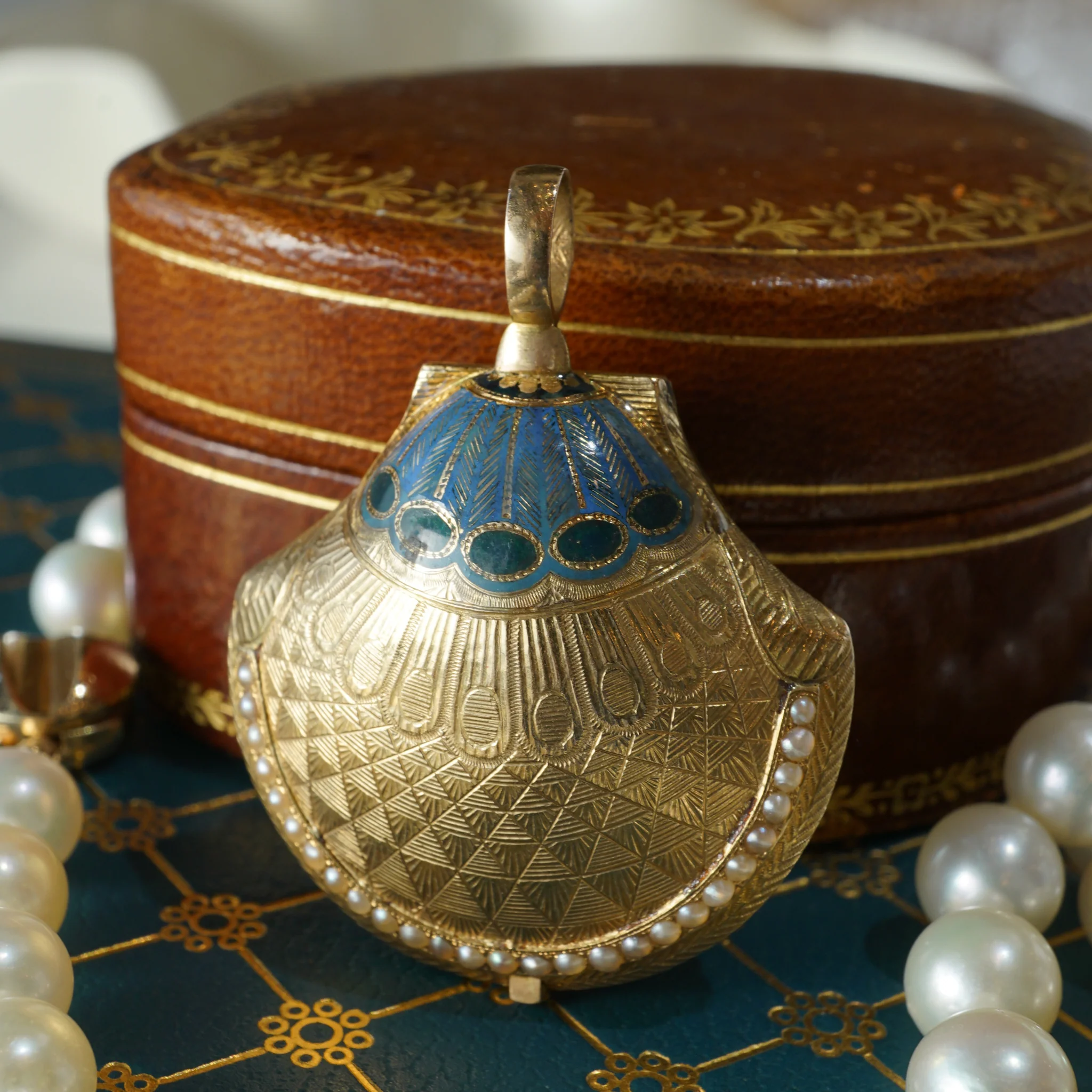 Art Nouveau Pearl Shell Pendant in 18k Yellow Gold - Image 5