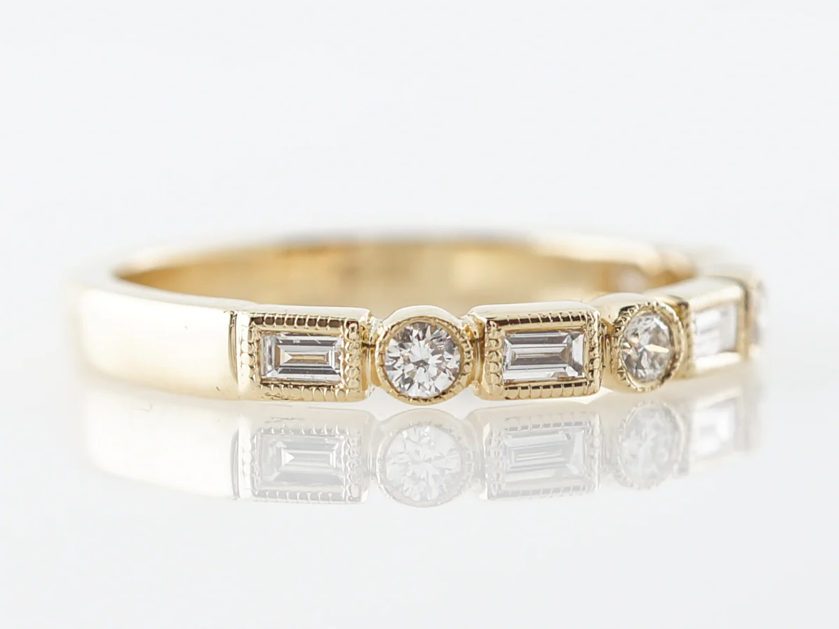 Baguette & Round Brilliant Diamond Band in Yellow Gold - Image 3