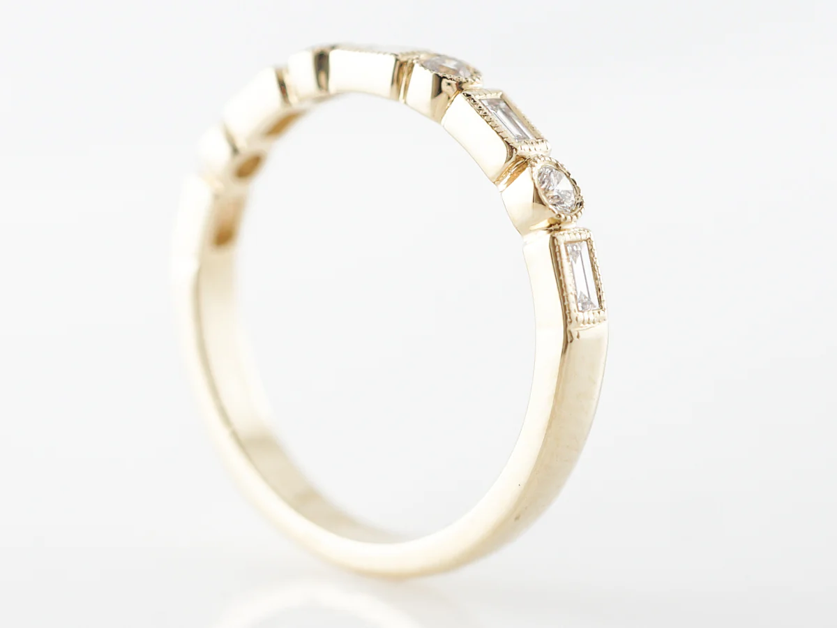 Baguette & Round Brilliant Diamond Band in Yellow Gold - Image 4