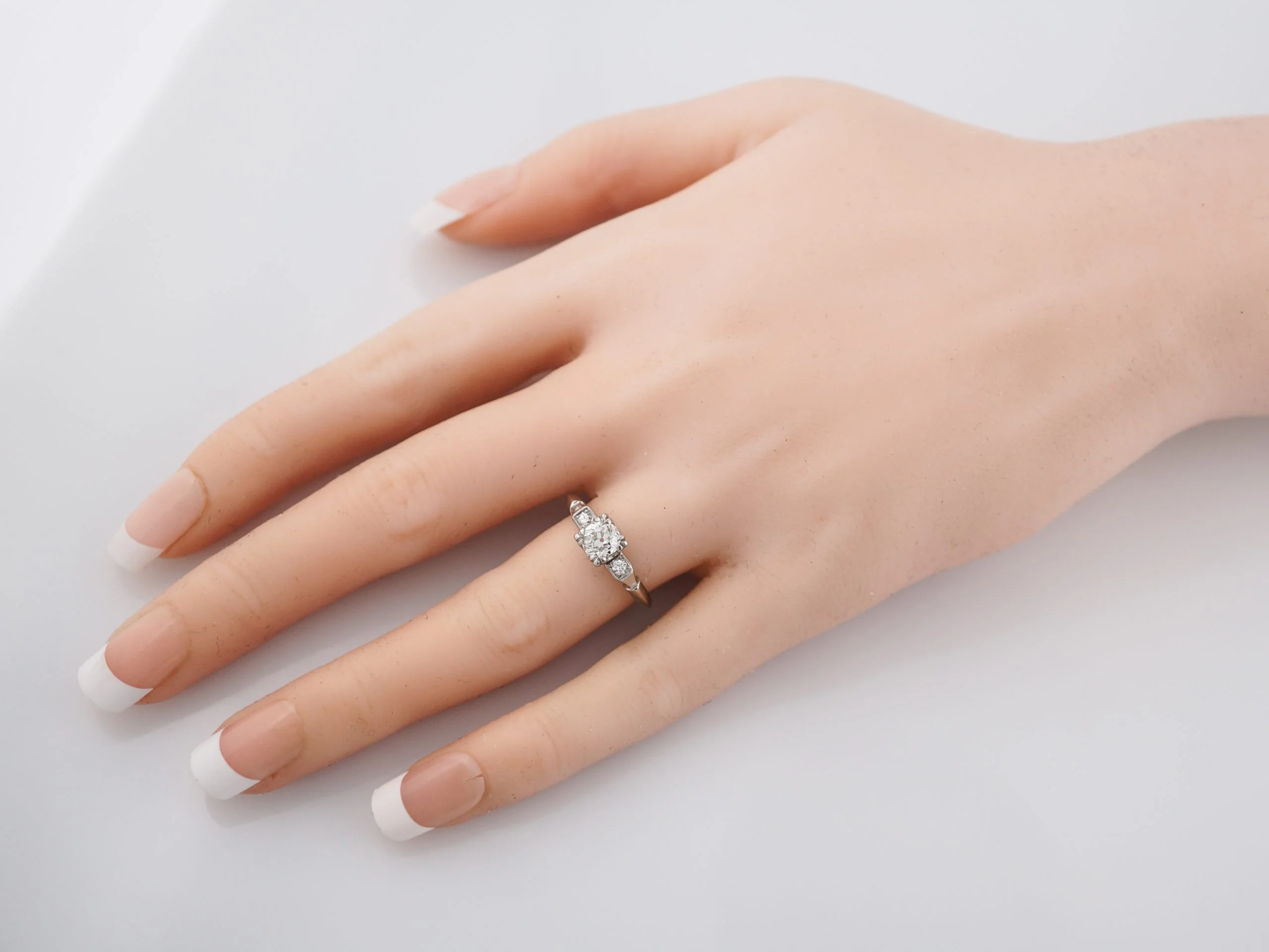 Beautiful Antique Engagement Ring Art Deco Diamond in Platinum - Image 8