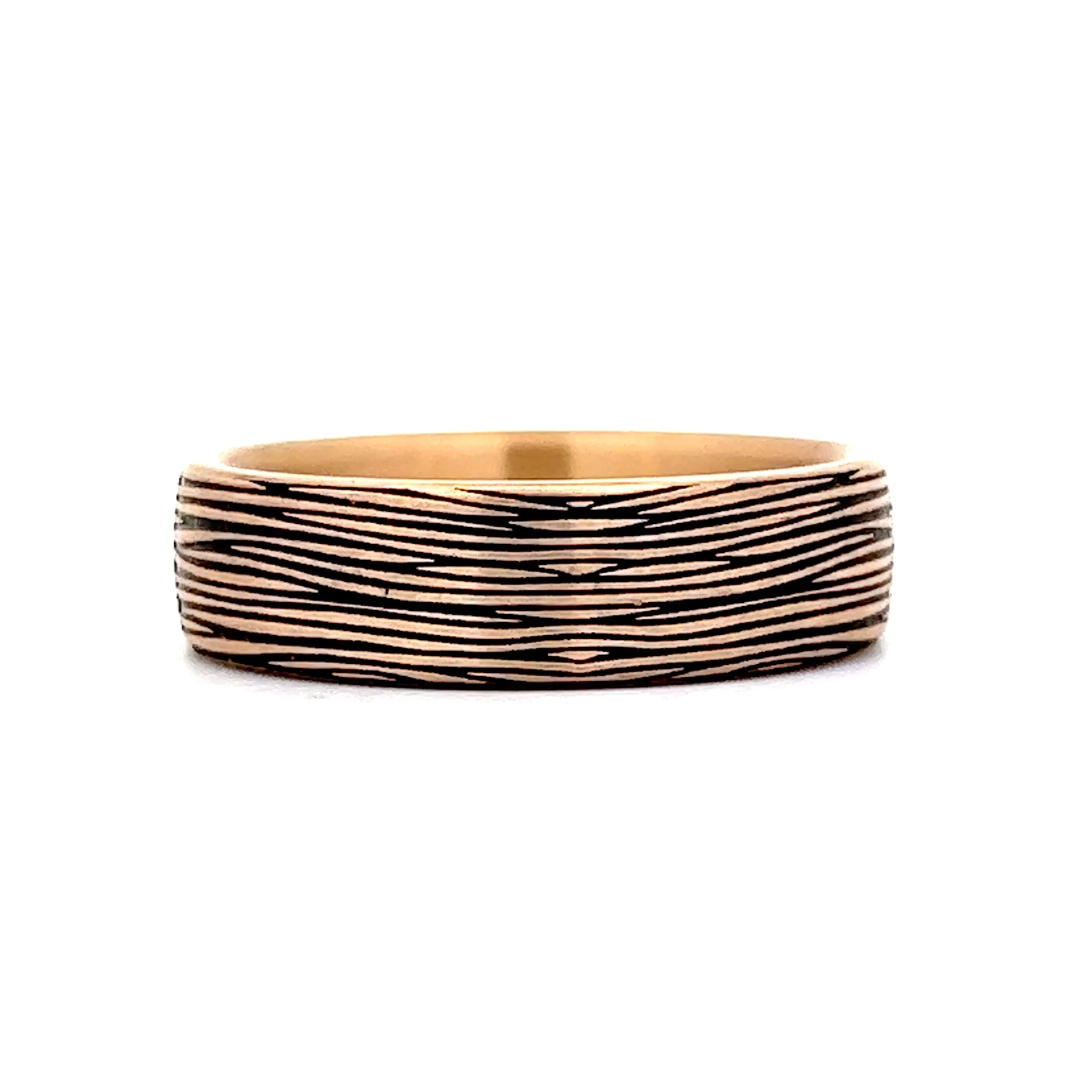 Benchmark Men's Wood Grain Tantalum Wedding Band in Yellow Gold - Image 3