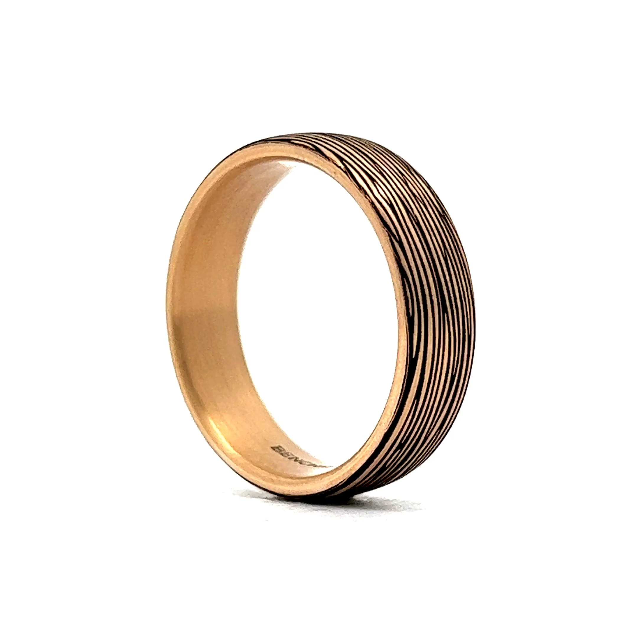 Benchmark Men's Wood Grain Tantalum Wedding Band in Yellow Gold - Image 5