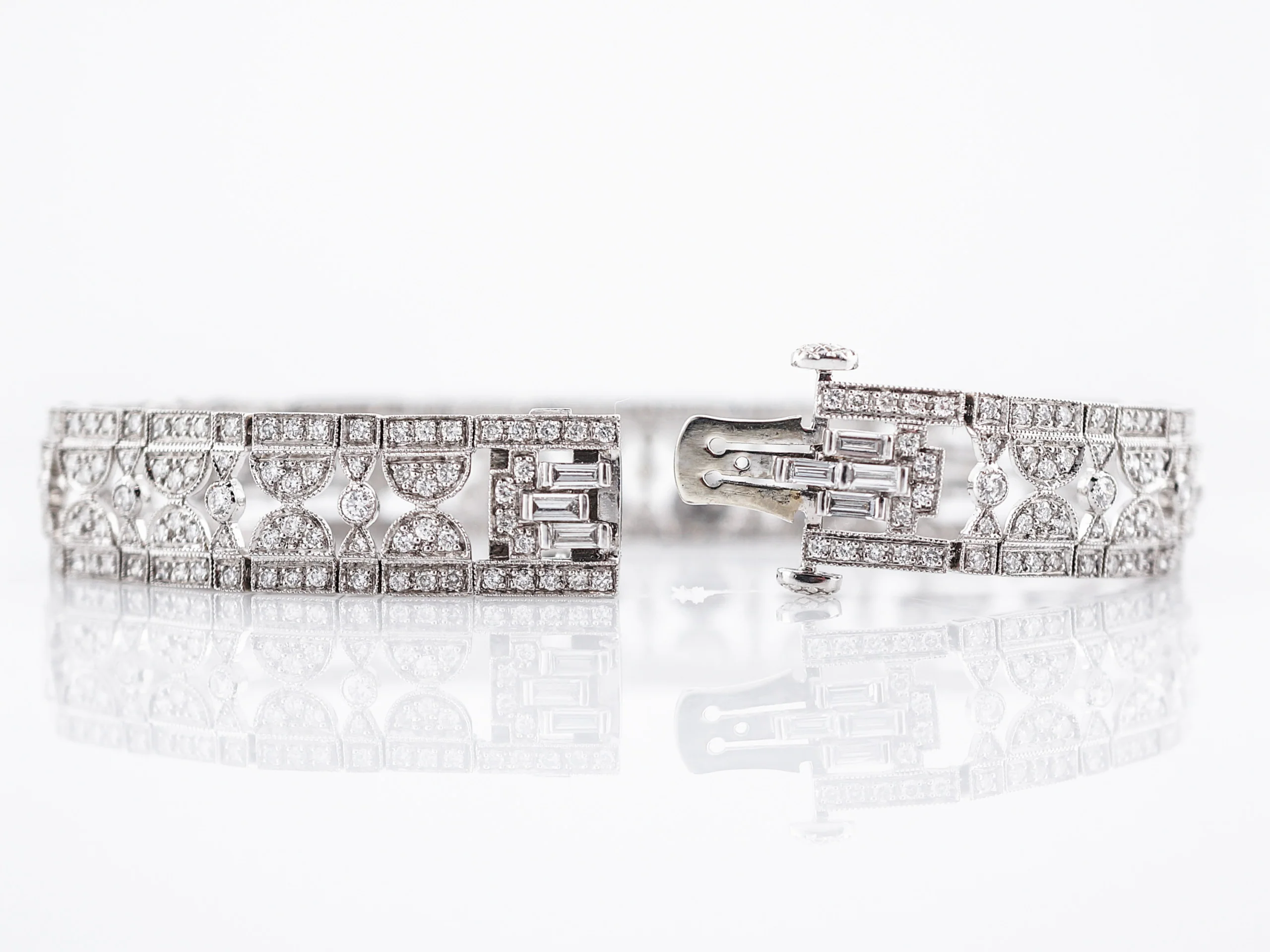 Bracelet Modern 5.58 Round Brilliant & Baguette Cut Diamonds in Platinum - Image 2