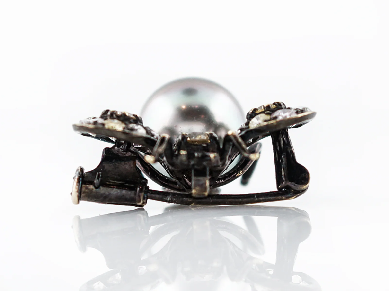 Bug Pin Modern 1.20 Round Brilliant Cut Diamonds & Pearl in 18k Gold - Image 2