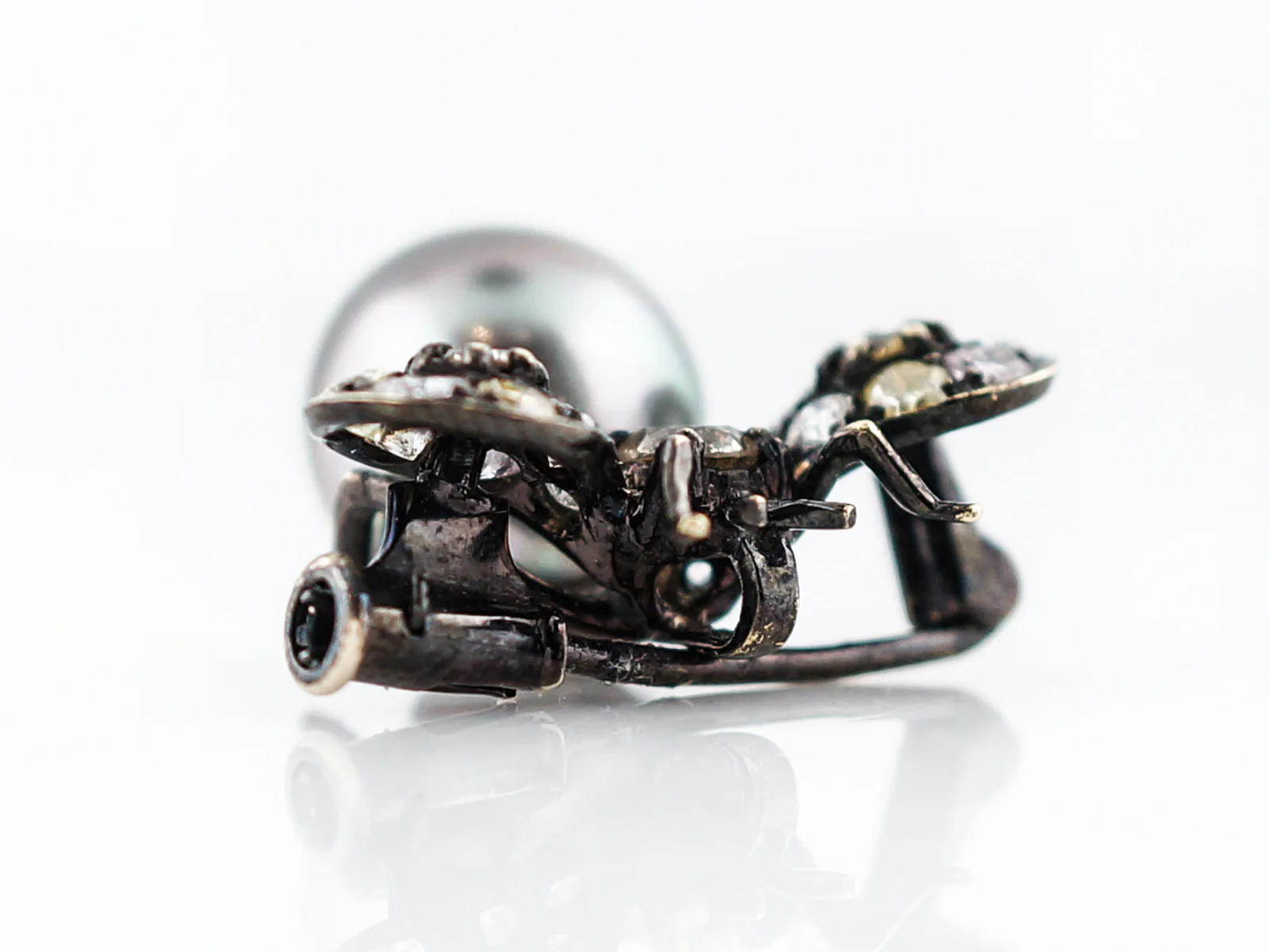 Bug Pin Modern 1.20 Round Brilliant Cut Diamonds & Pearl in 18k Gold - Image 3