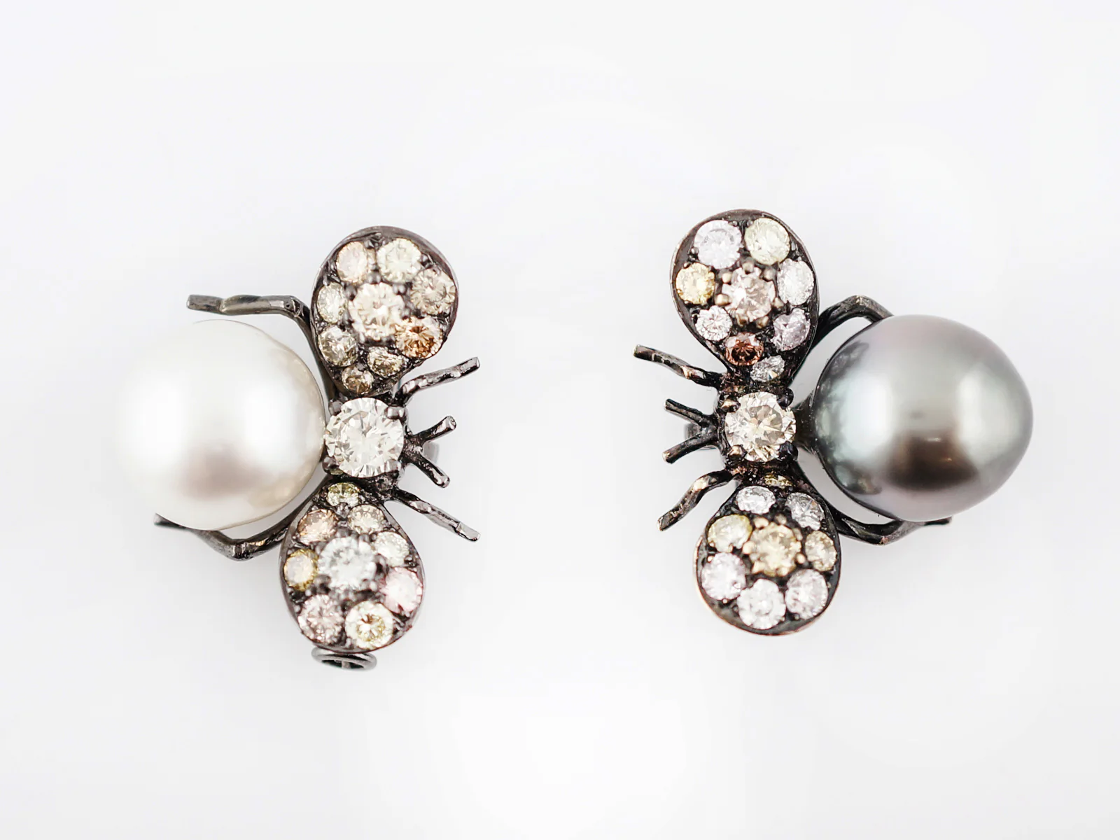 Bug Pin Modern 1.20 Round Brilliant Cut Diamonds & Pearl in 18k Gold - Image 4