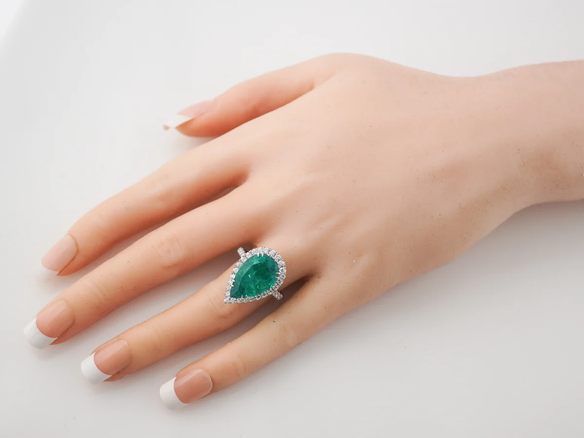 Cocktail Ring Modern GIA 6.96 Pear Cut Emerald & Diamonds in 18k White Gold - Image 7