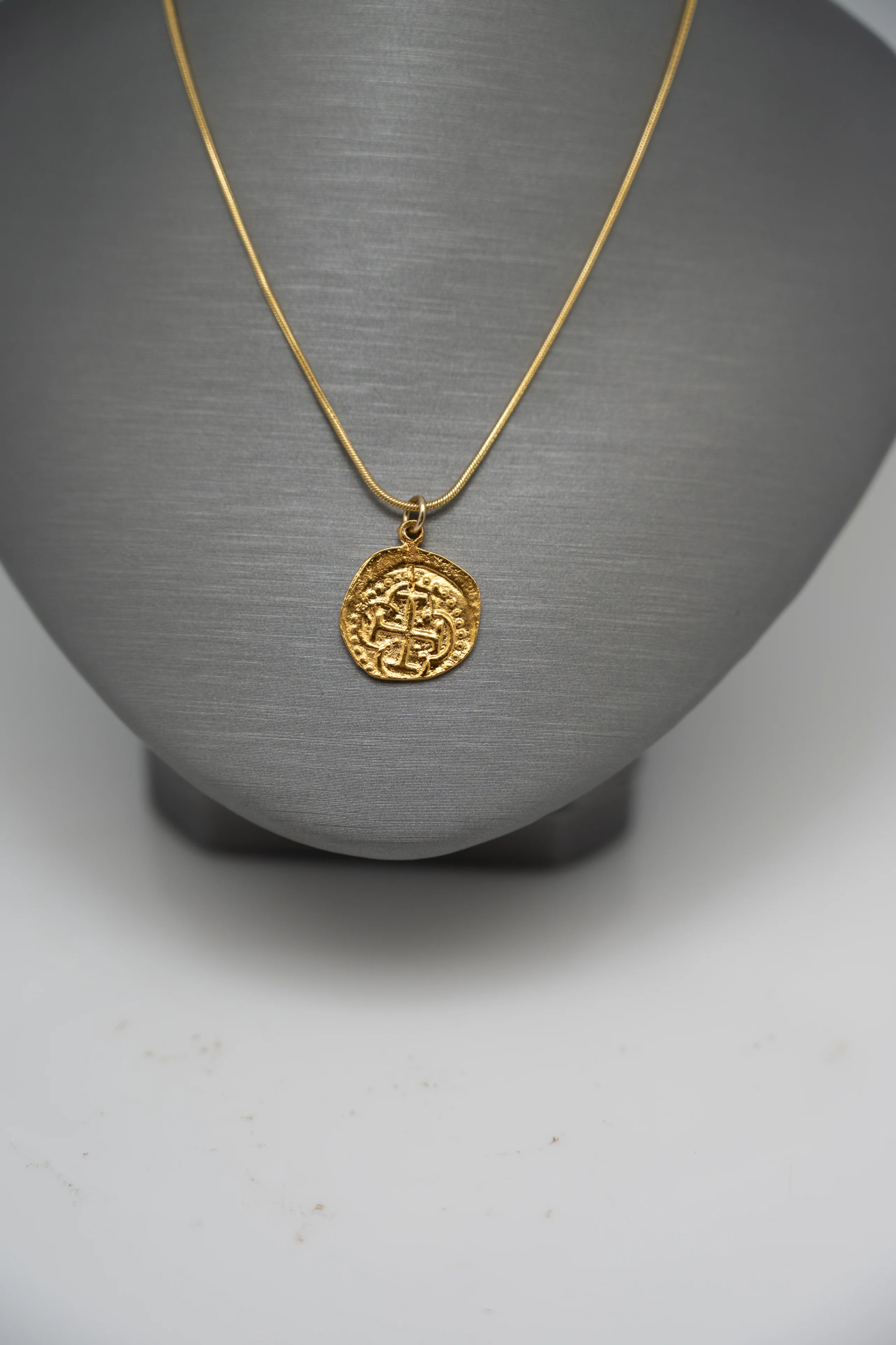 Coin Medallion Pendant Necklace in 21k Yellow Gold - Image 5