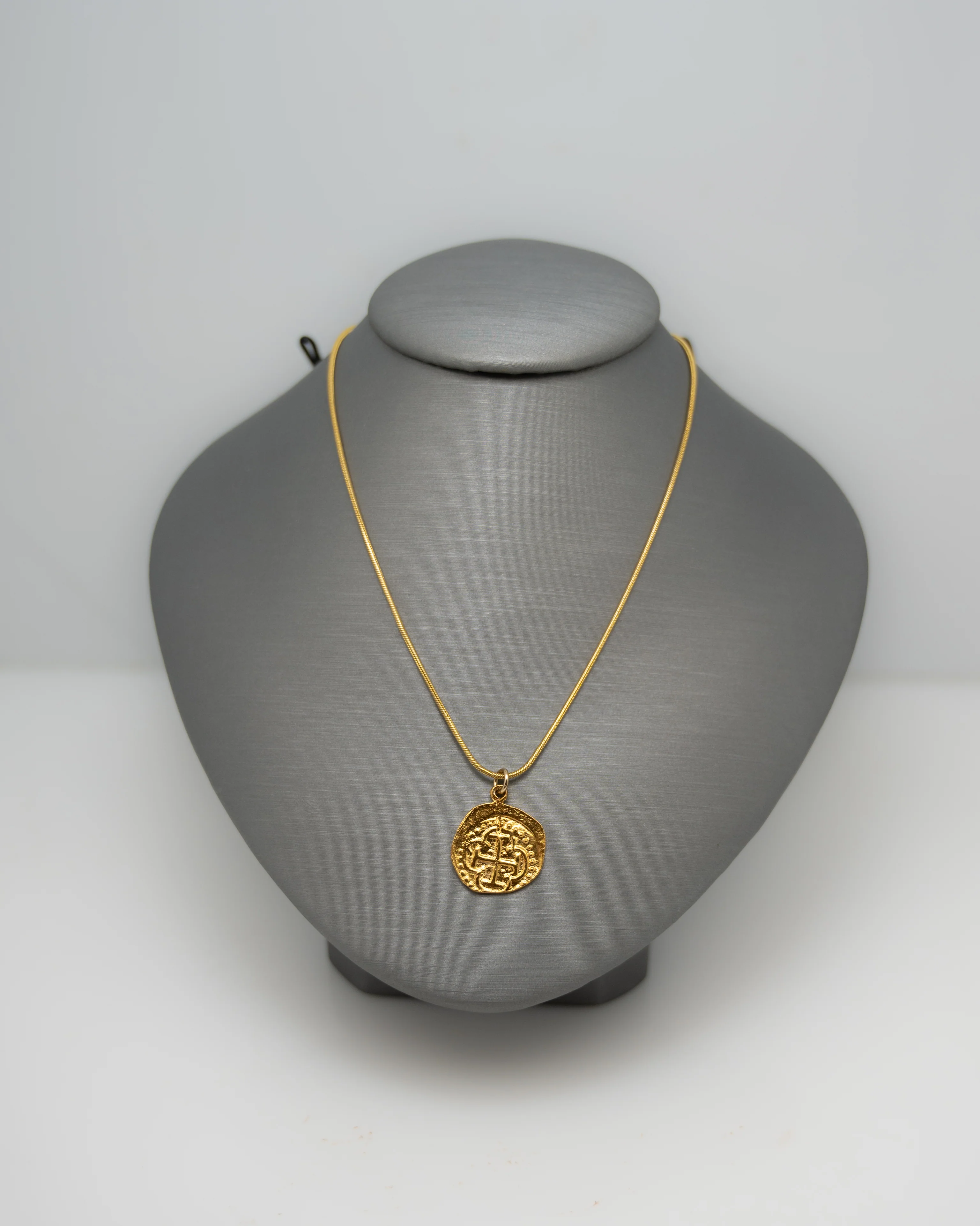 Coin Medallion Pendant Necklace in 21k Yellow Gold - Image 6