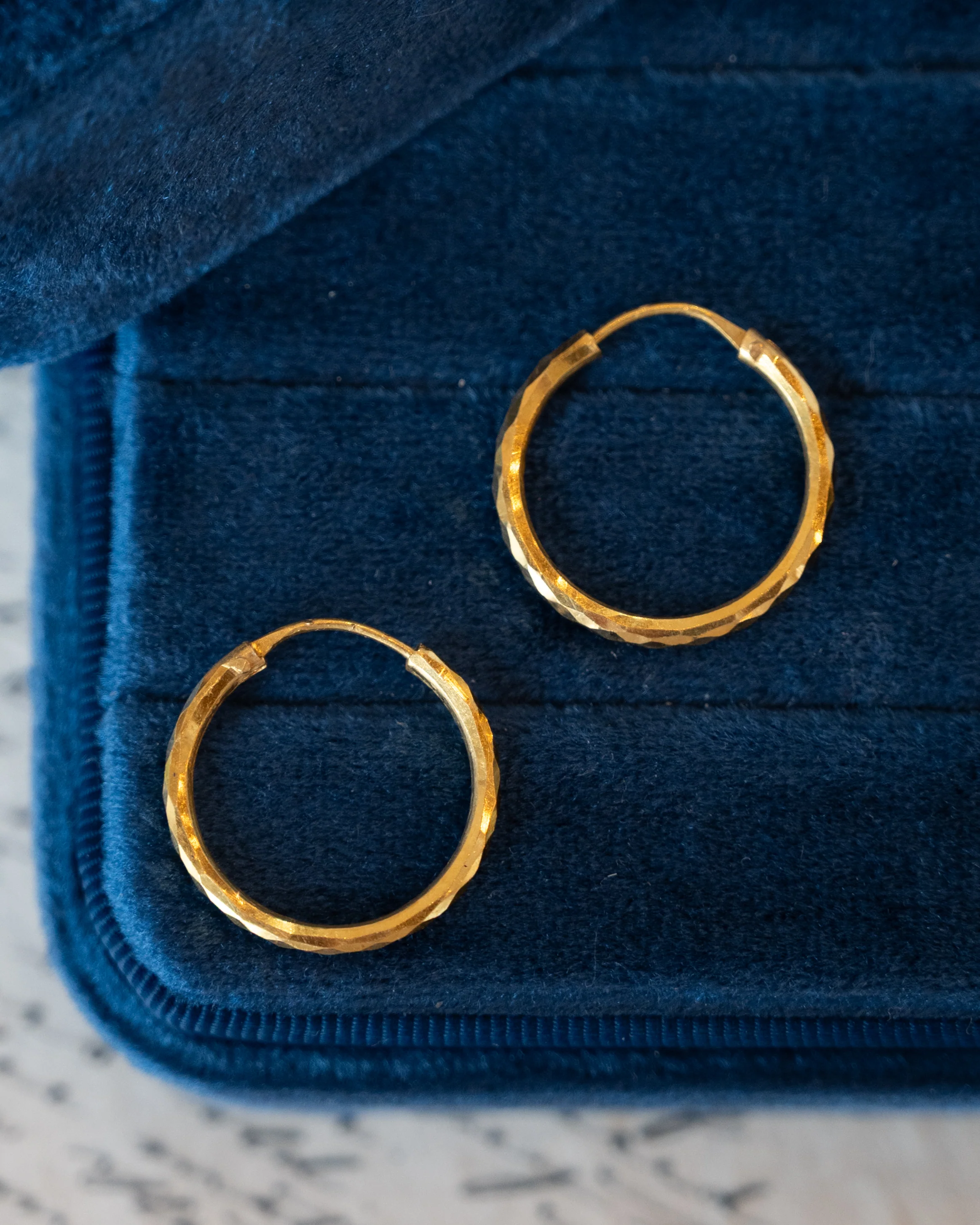 Diamond Cut Pattern Hoop Earrings 18k Yellow Gold - Image 4