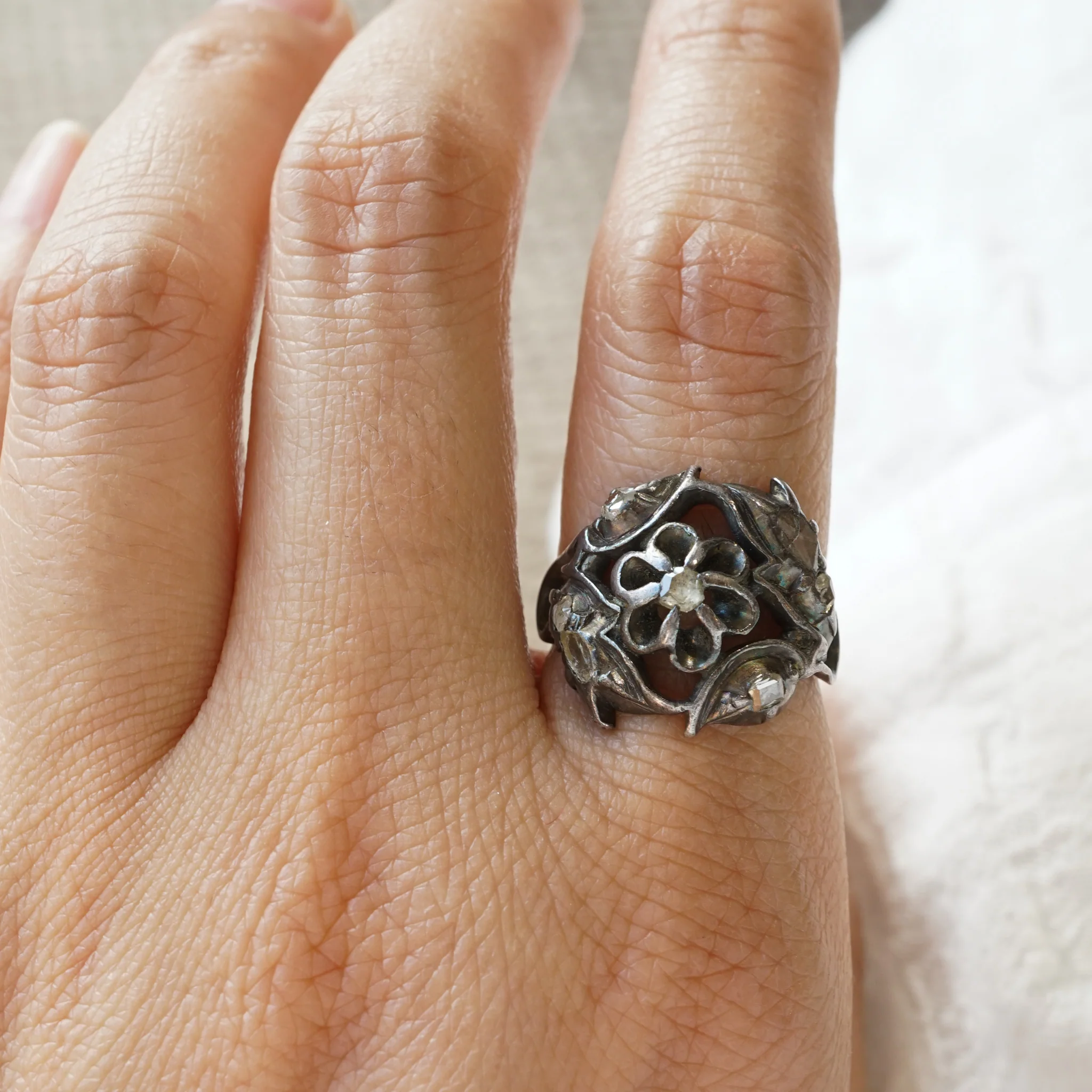 Early Georgian Diamond Right Hand Ring in 10k Gold - Image 5