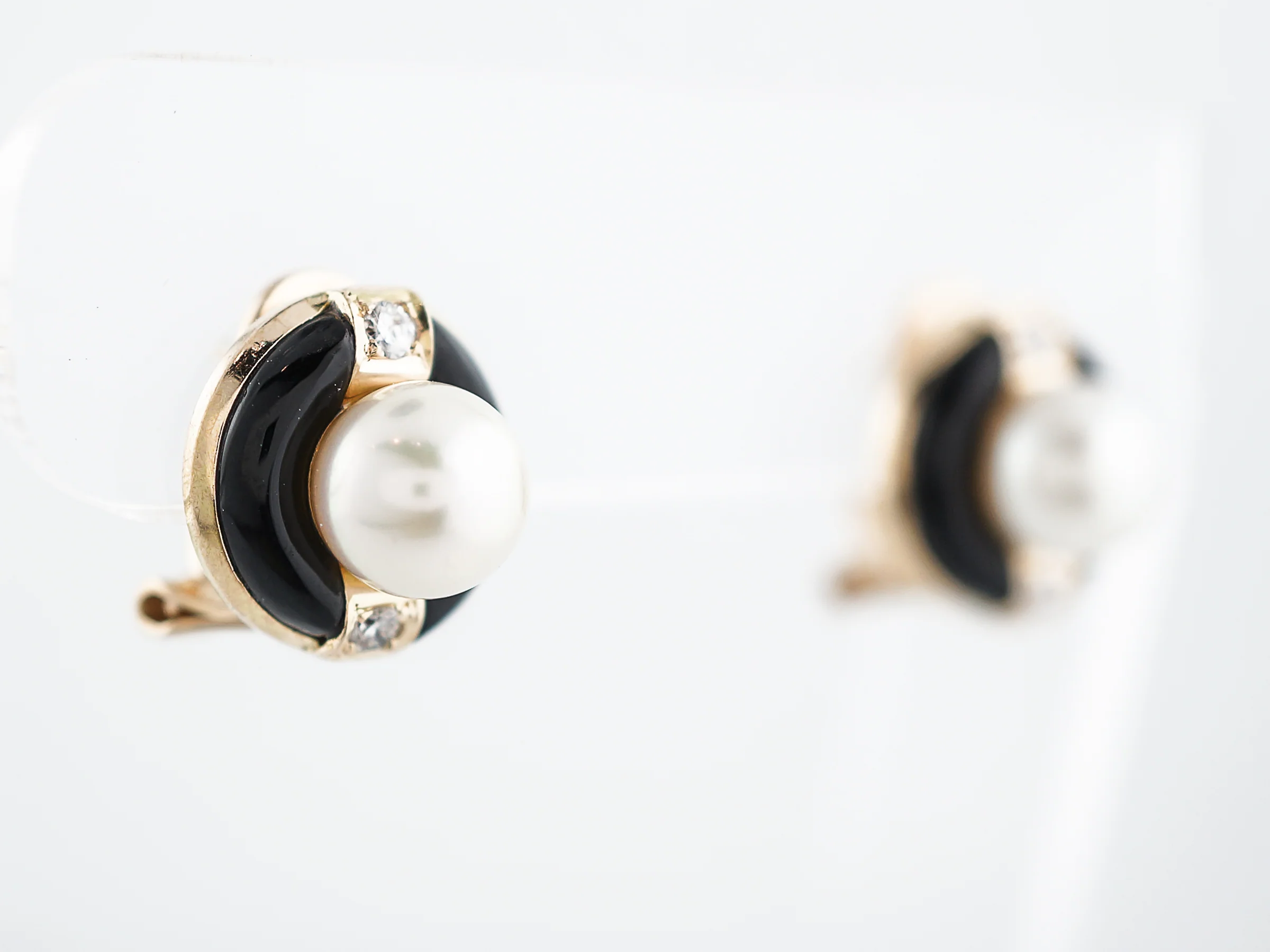 Earrings Modern .12 Round Brilliant Cut Diamonds & Pearl in 14k Yellow Gold - Image 2