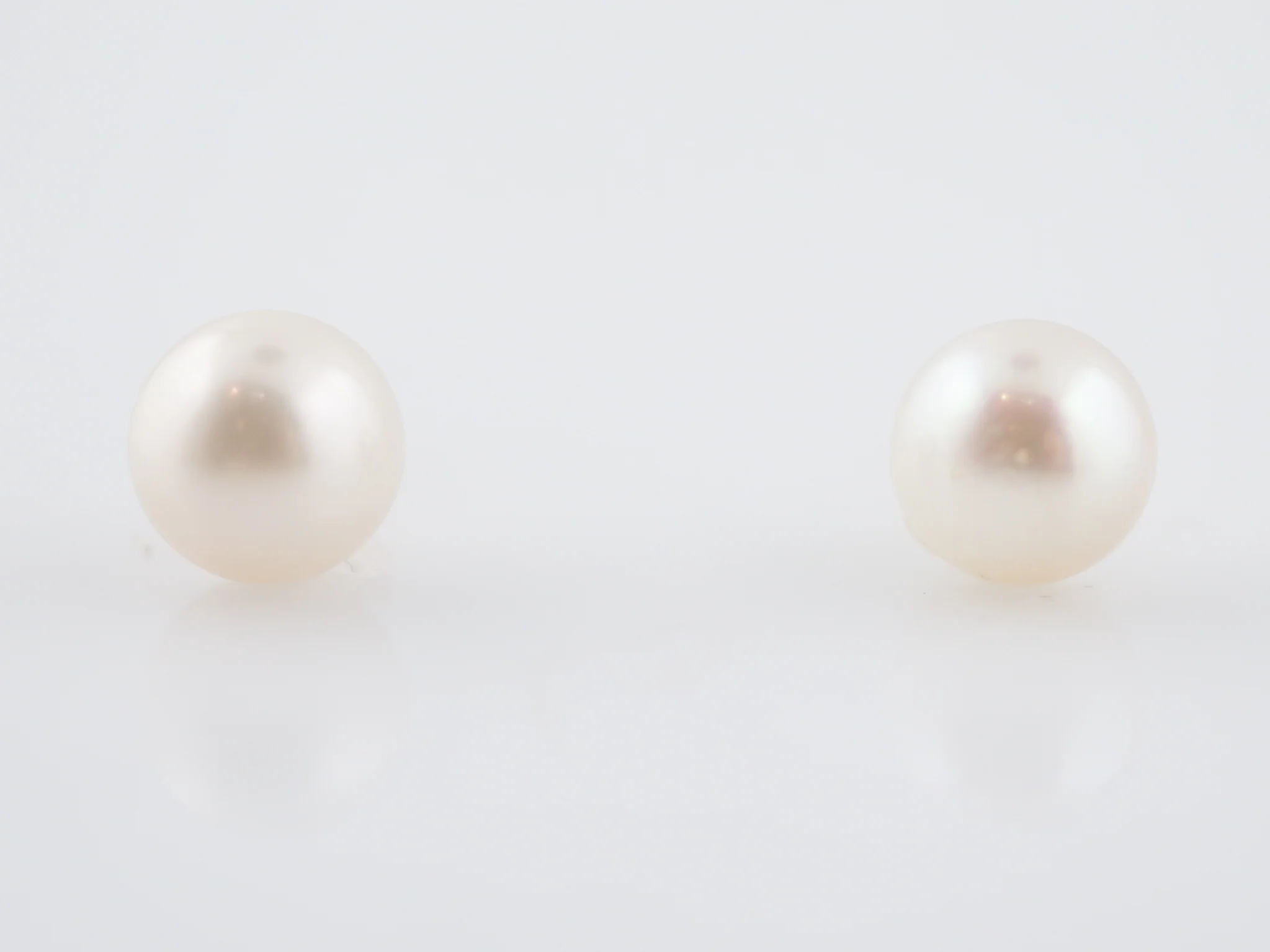 Earrings Modern 7mm Pearl Stud in 14k Yellow Gold - Image 2
