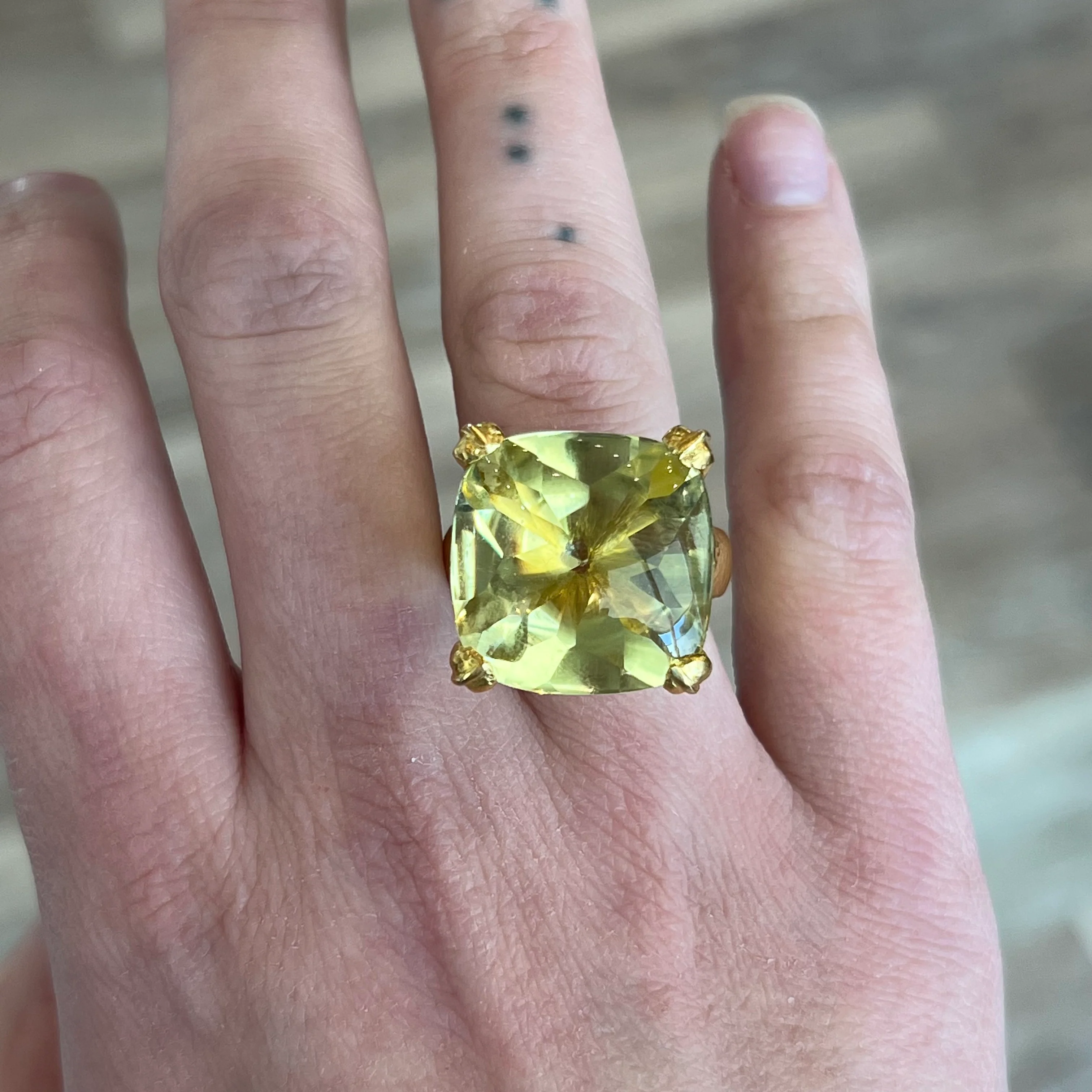 Elizabeth Locke Lemon Quartz Ring 19k Yellow Gold - Image 6