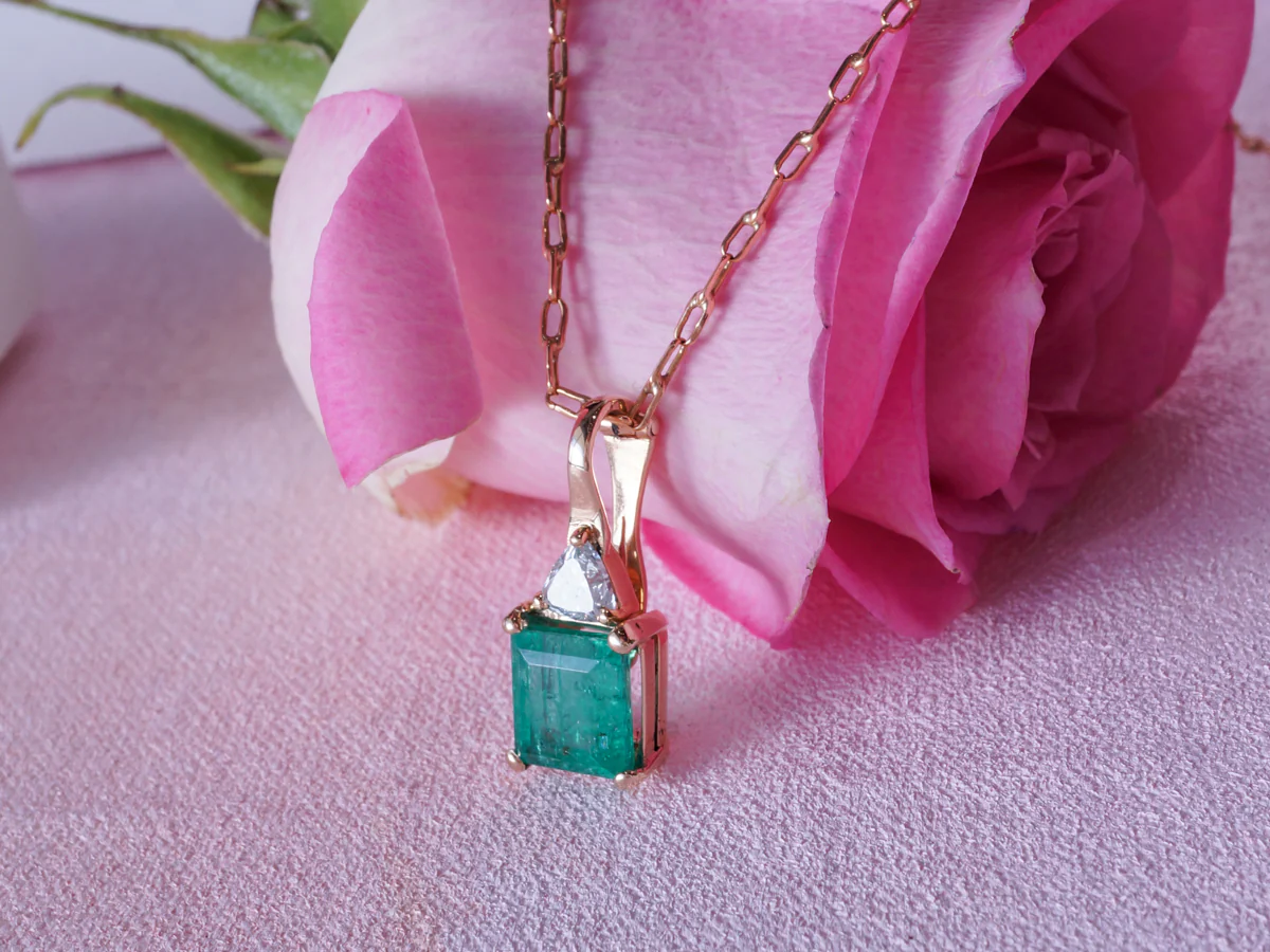 Emerald and Diamond Pendant Necklace in 18k Yellow Gold - Image 6