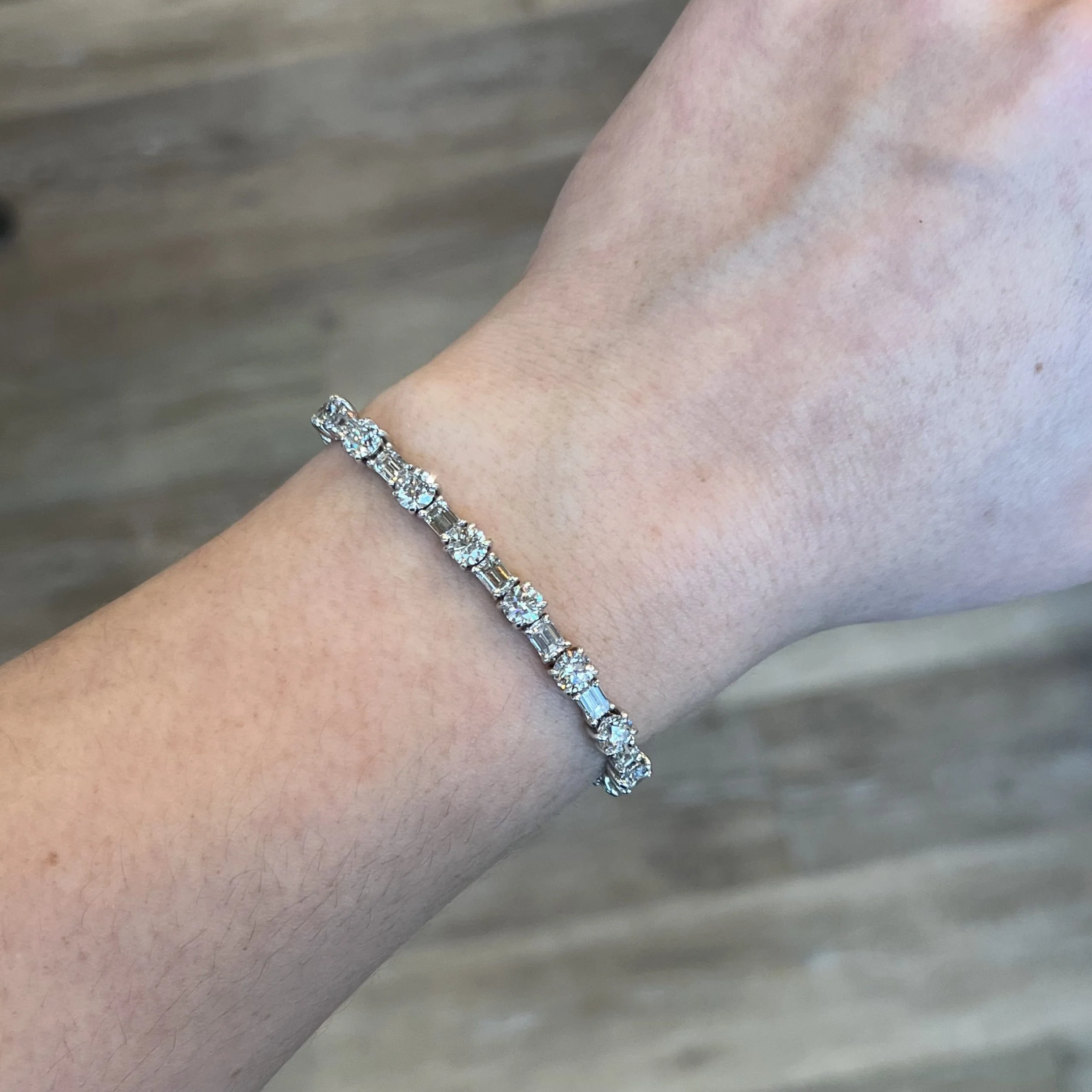 Emerald & Round Brilliant Cut Diamond Bracelet in Platinum - Image 4
