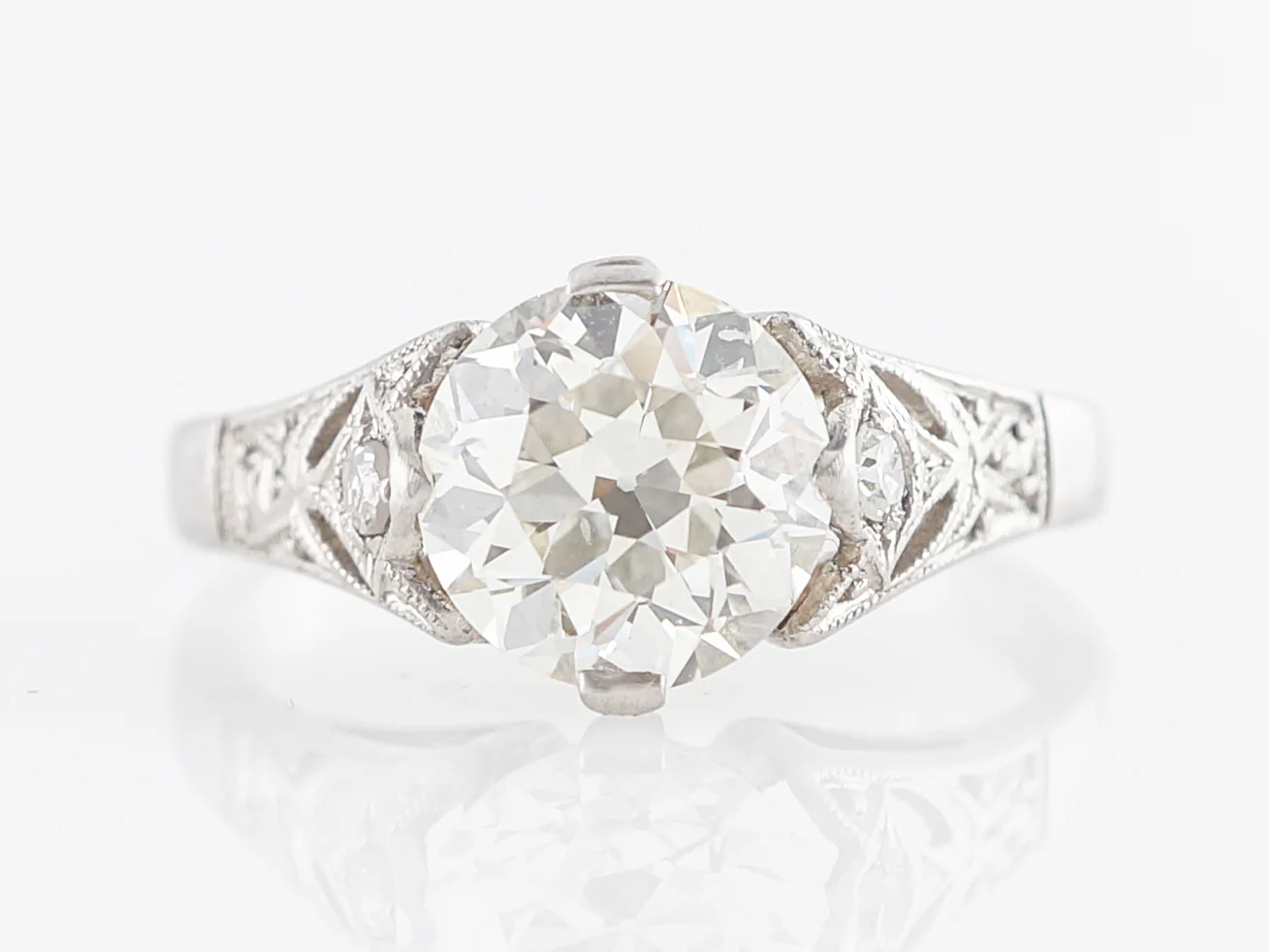 Exquisite Art Deco Diamond Engagement Ring in Platinum