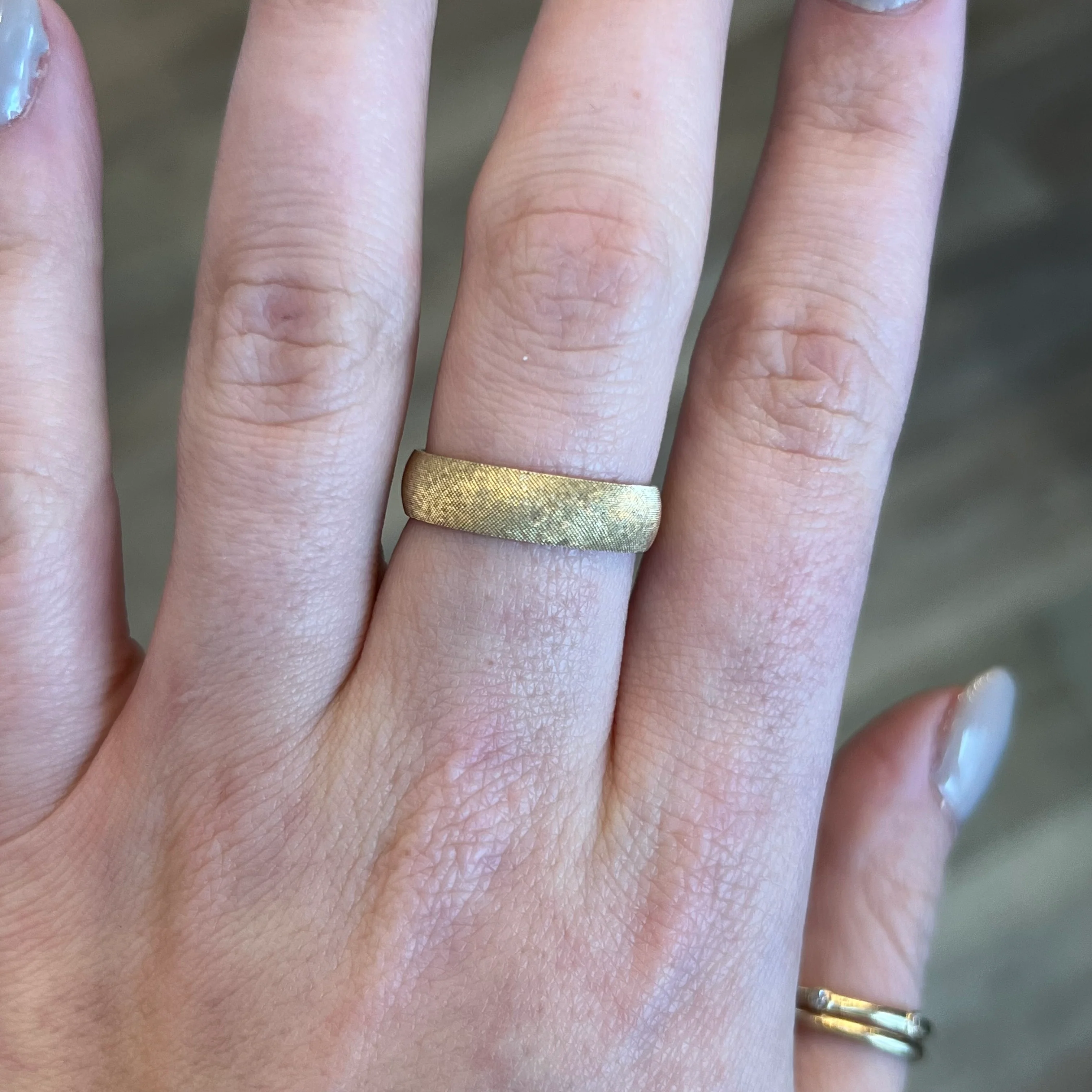 Florentine Finish Men's Wedding Band in 10k Yellow Gold - Image 6