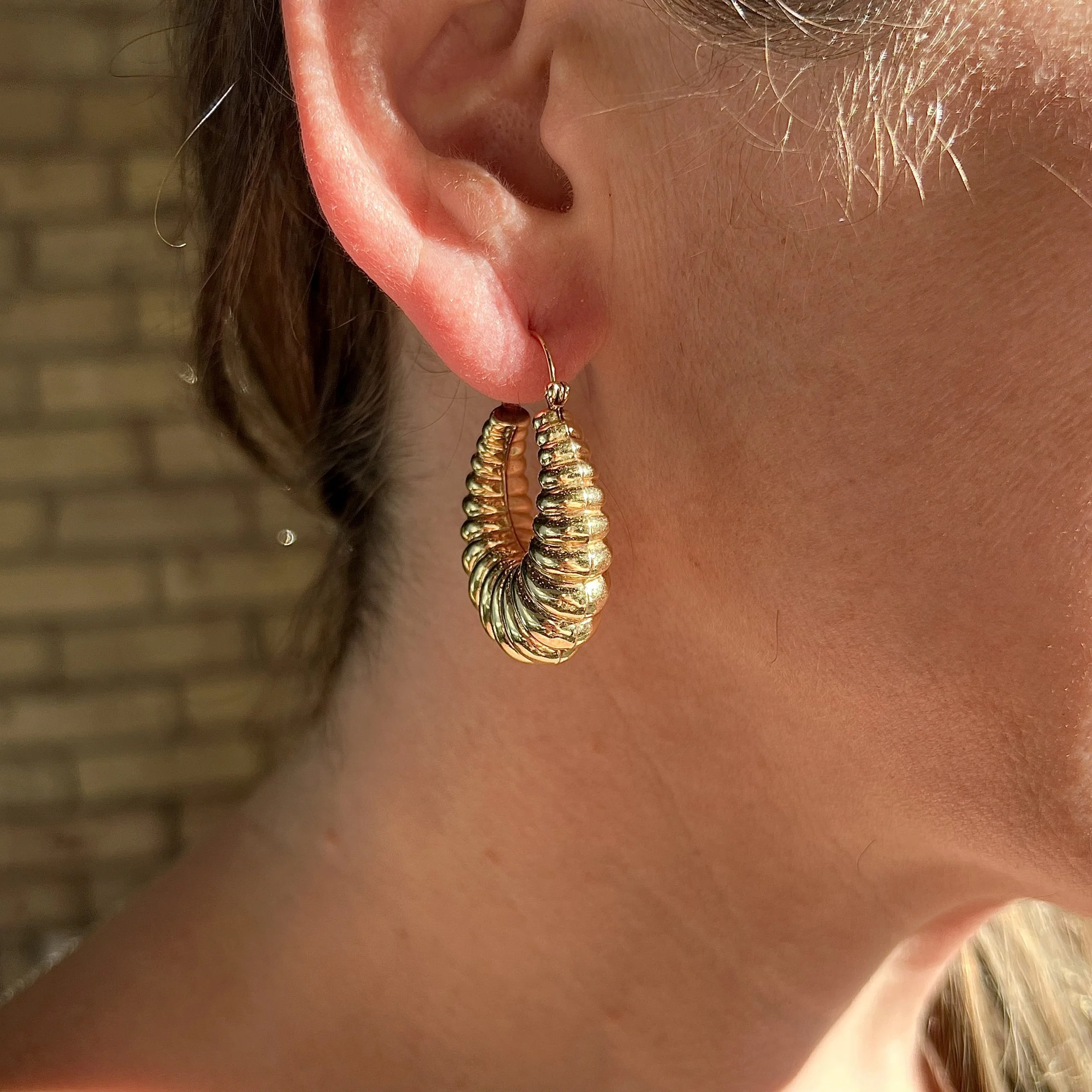 Lightweight Scalloped Hoop Earrings in 14k Yellow Gold - Image 4