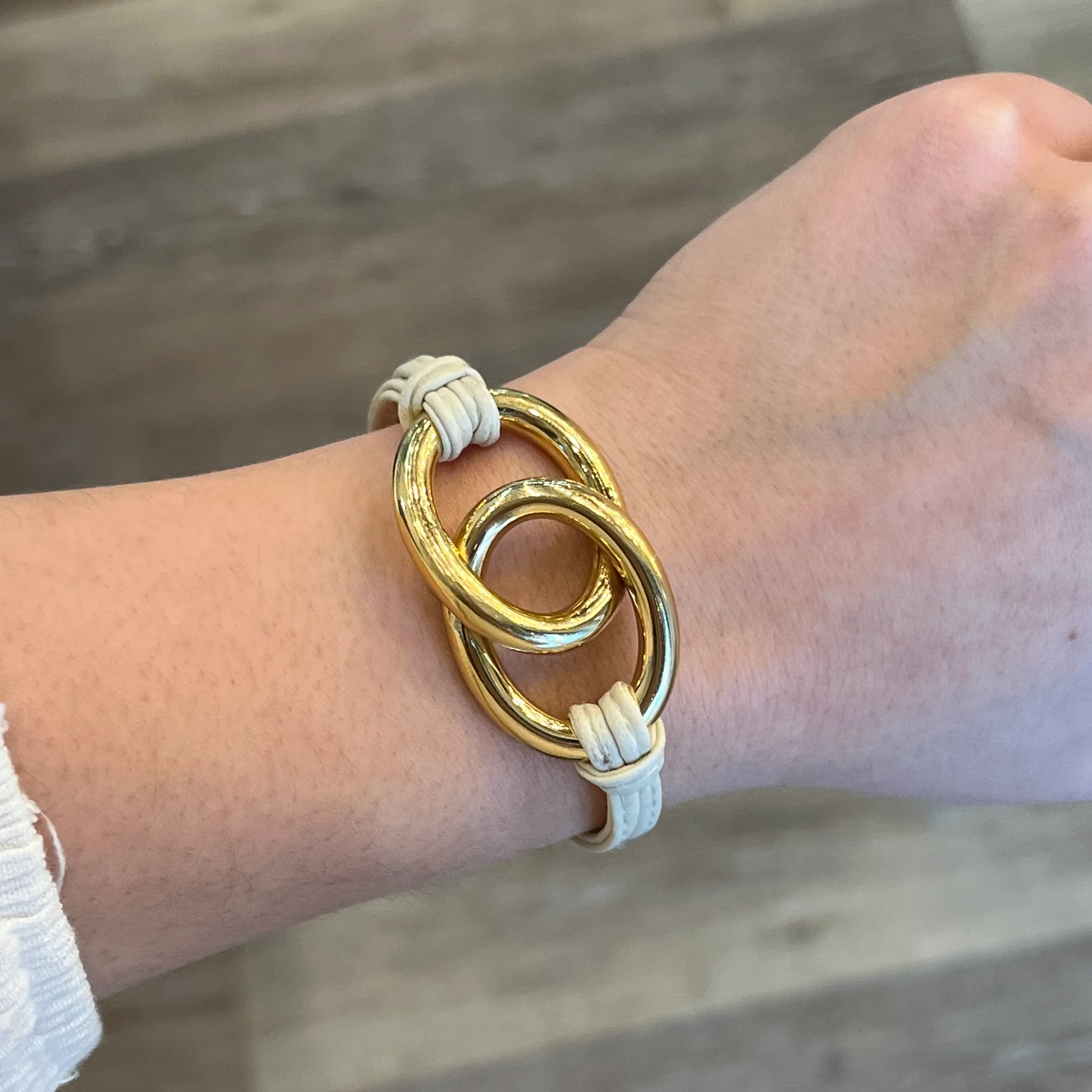 Love Knot White Leather Bracelet in 18k Yellow Gold - Image 5