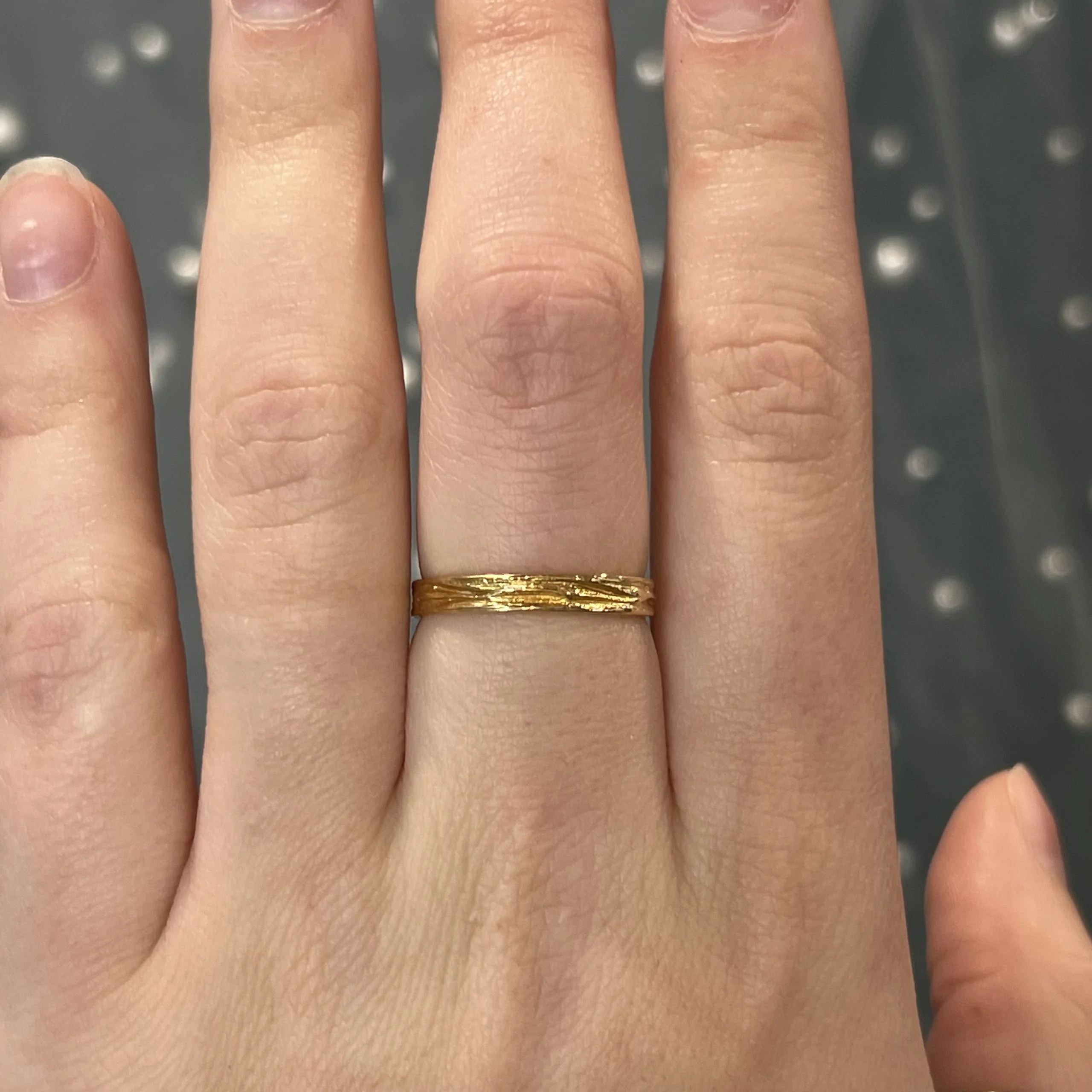 Men's 1980's Textured Wedding Band in 18k Yellow Gold - Image 6