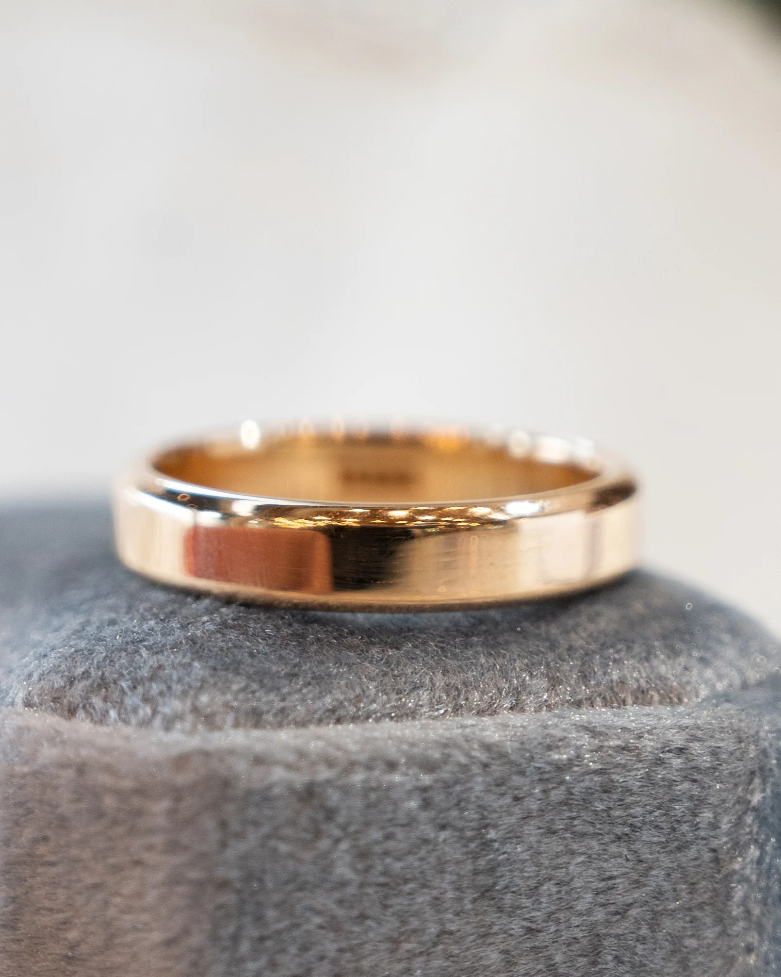 Mens 5mm Beveled Edge Wedding Band 14k - Image 6
