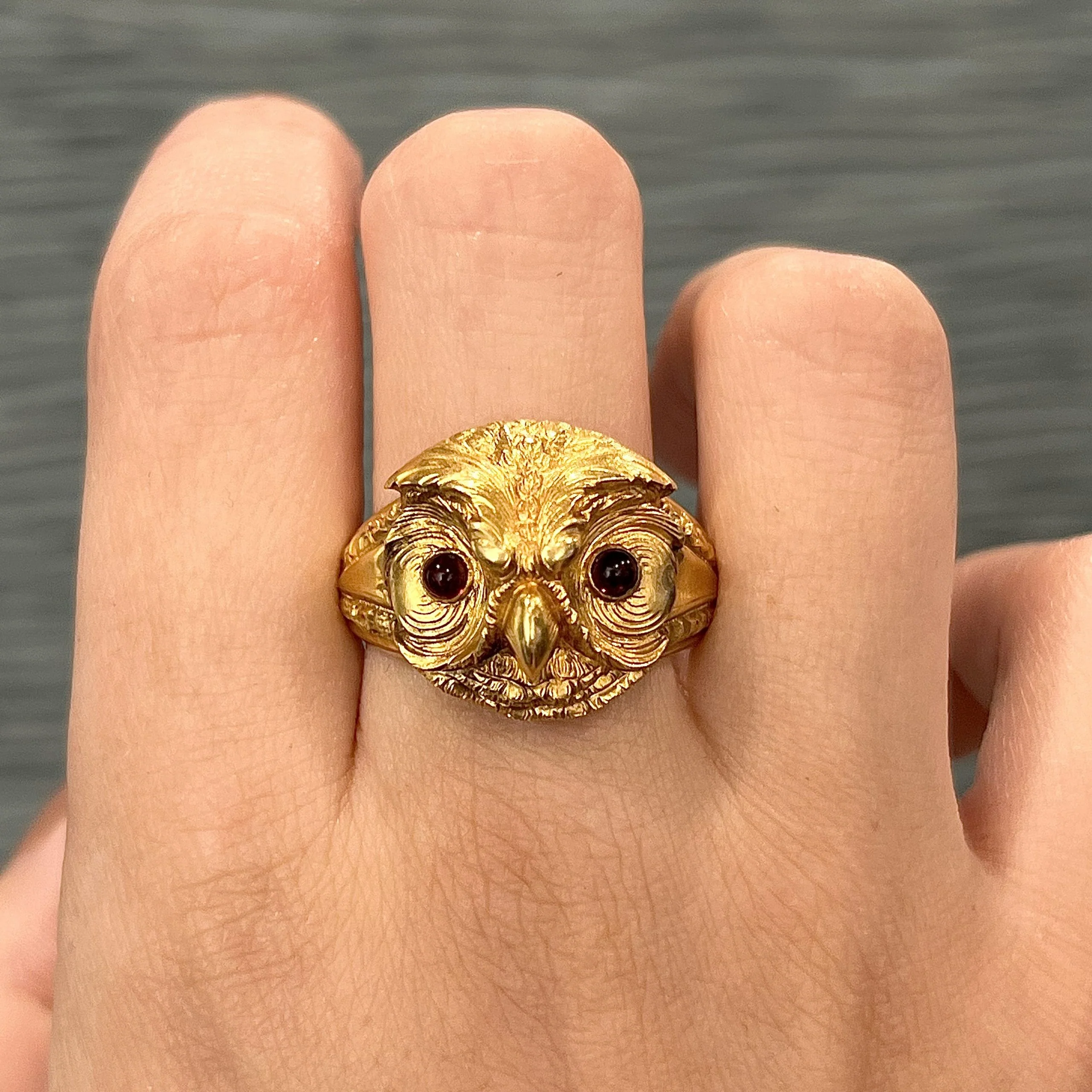 Men's Antique Victorian Garnet Owl Ring in 18k Yellow Gold - Image 6