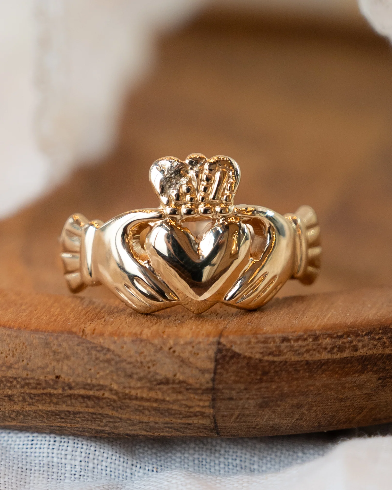 Mens Claddagh Ring in 14k Yellow Gold - Image 6