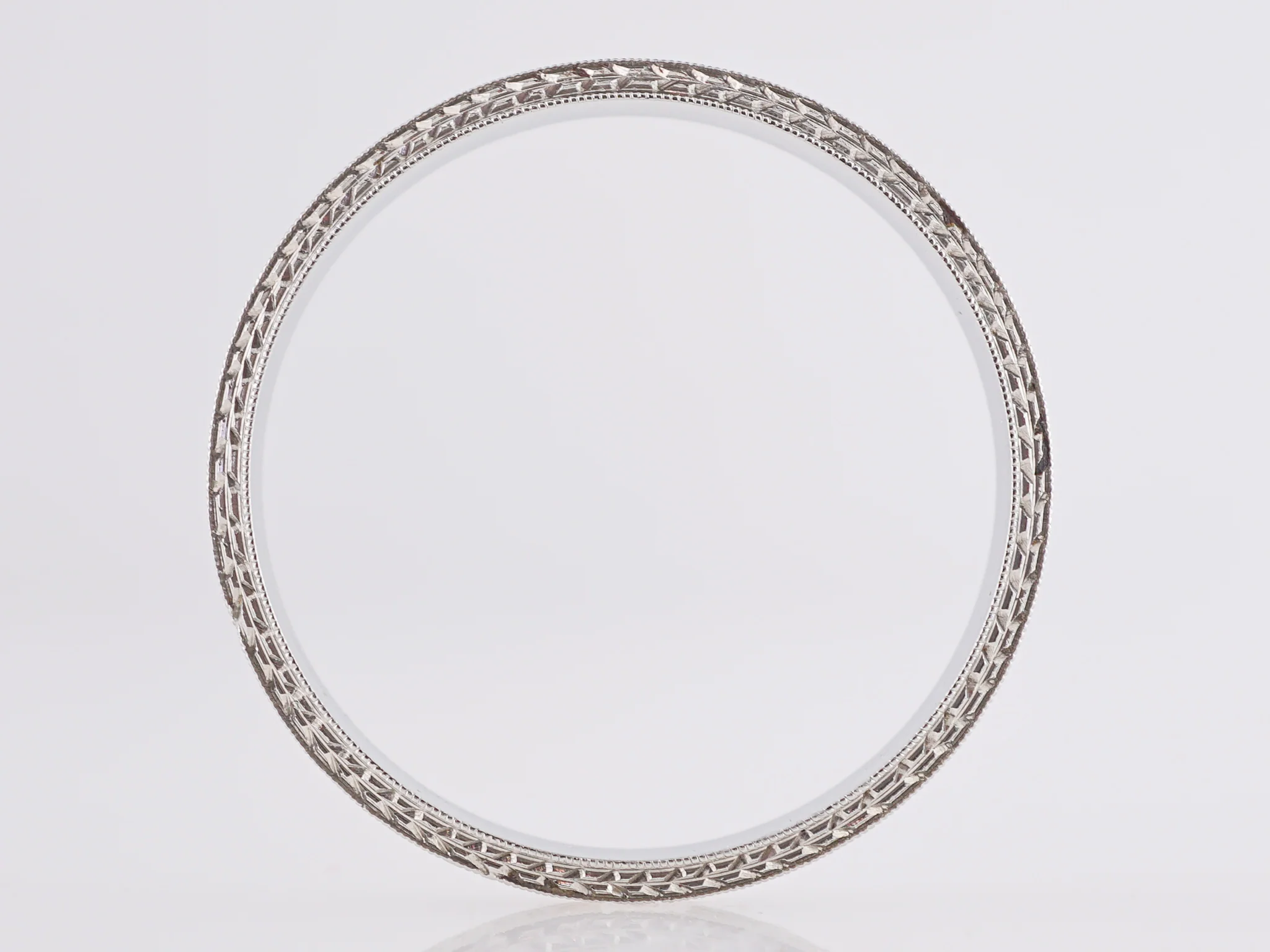 Men's Engraved Art Deco Wedding Band in 18K - Image 2