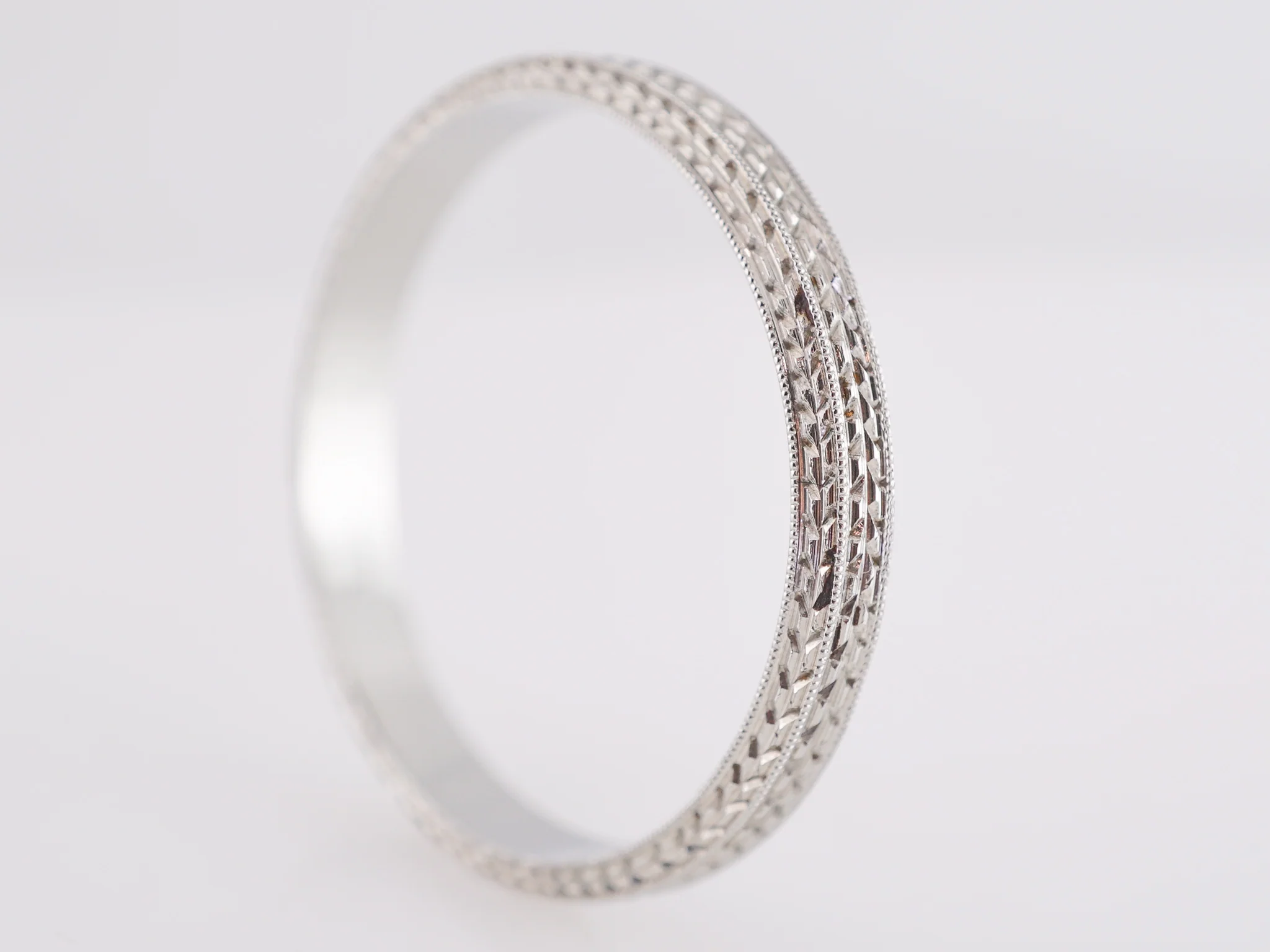 Men's Engraved Art Deco Wedding Band in 18K - Image 3