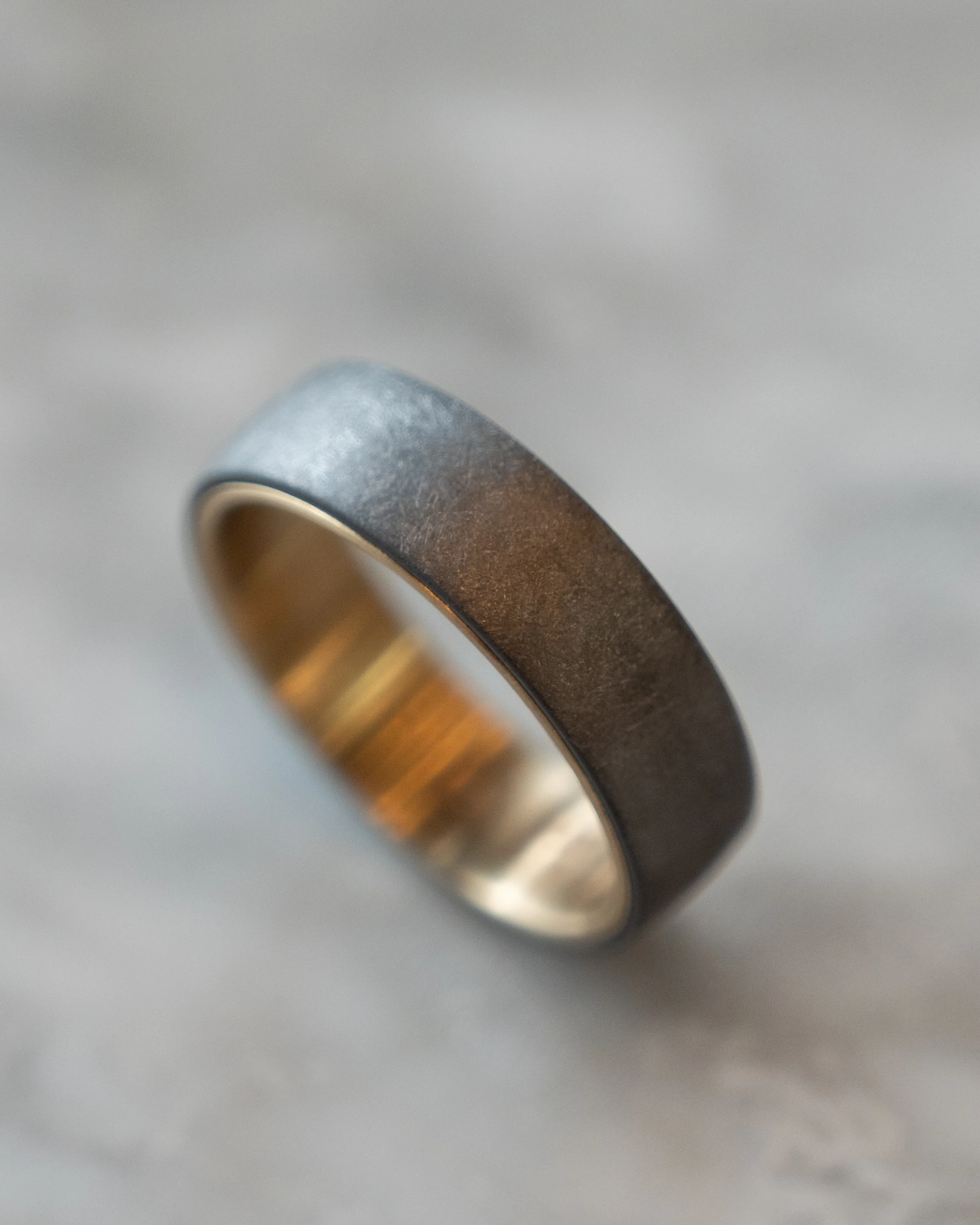 Mens Tantalum Brush Finish Wedding Band in 14k - Image 6