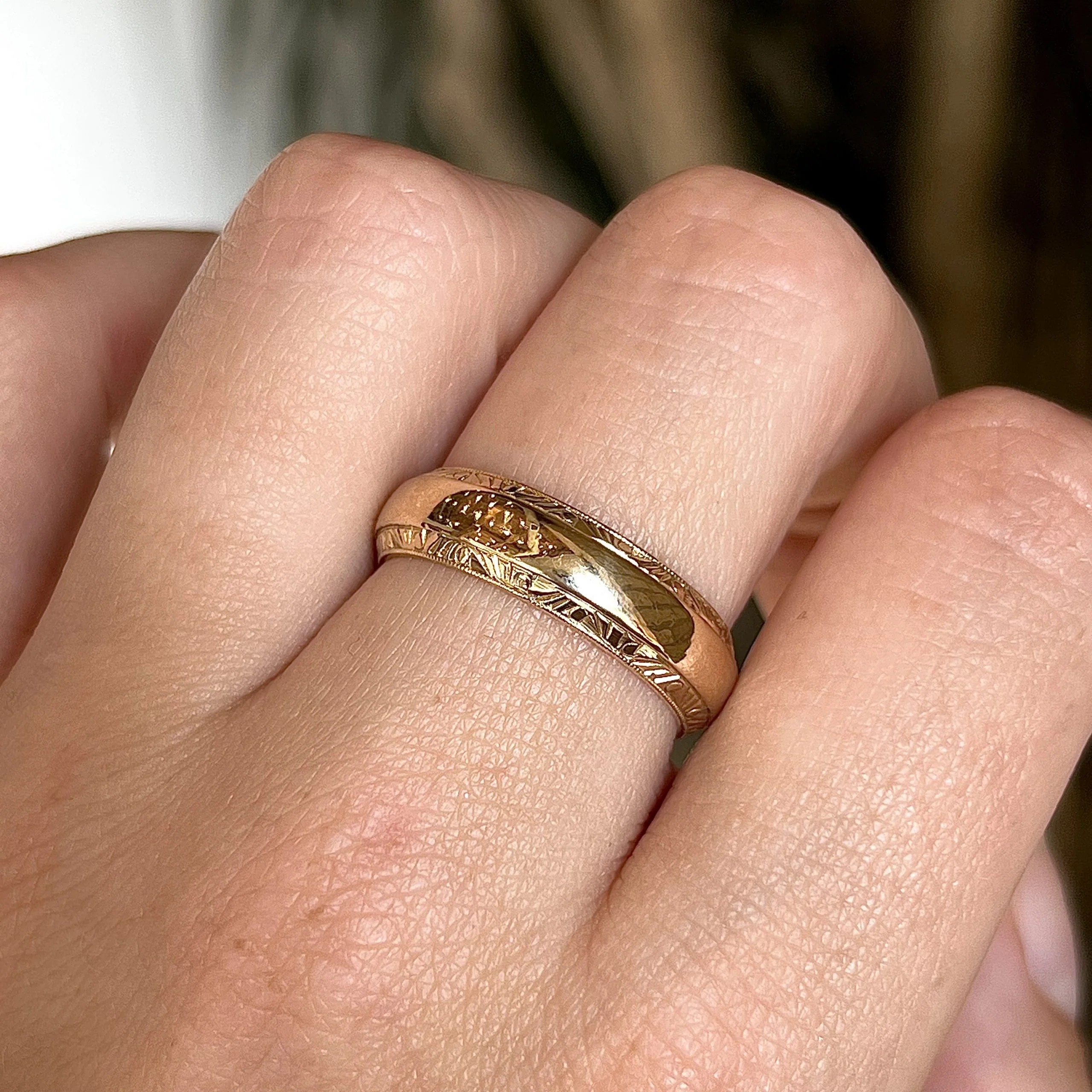 Men's Vintage Engraved Edge Wedding Band in 14k Yellow Gold - Image 6