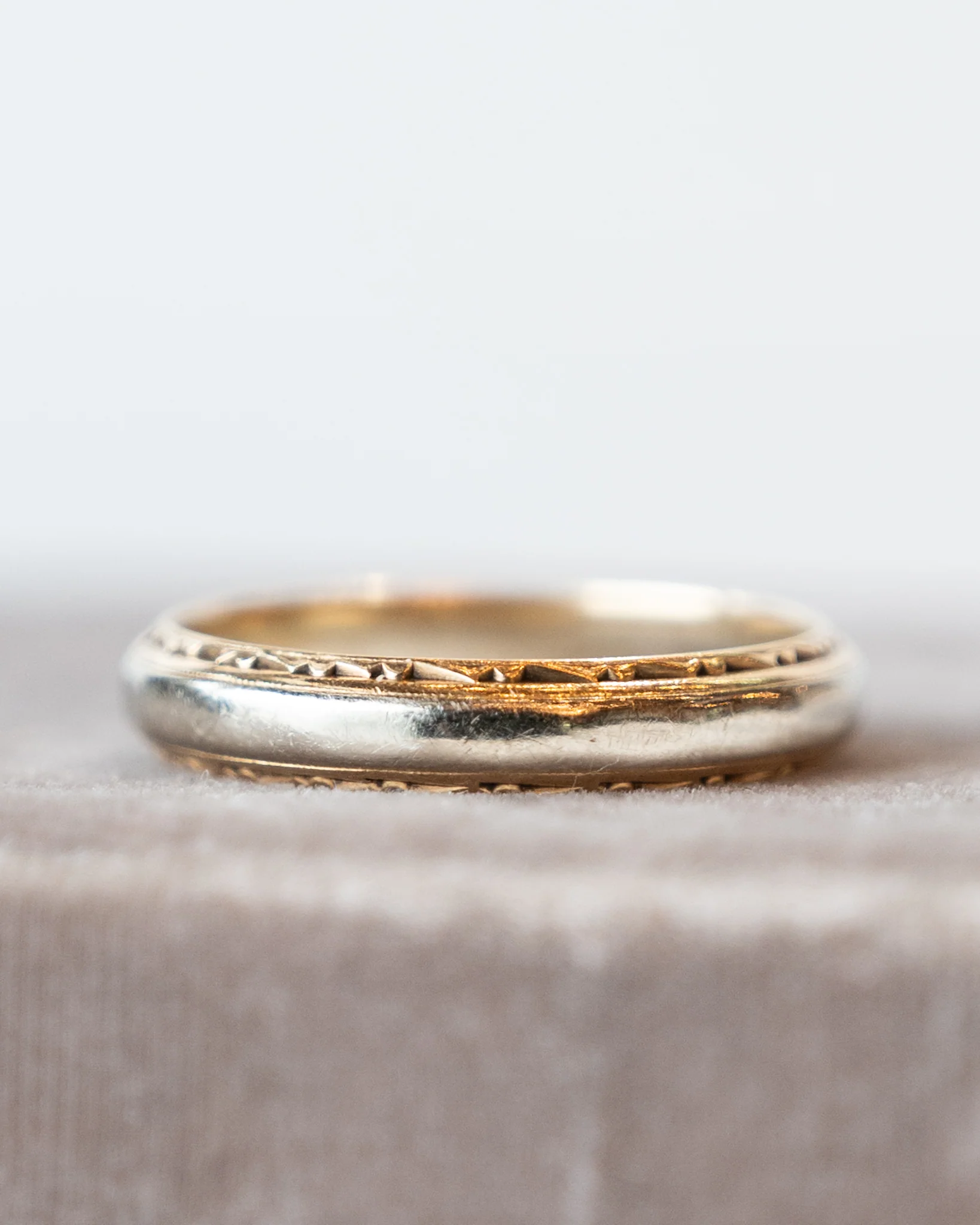 Mens Vintage Retro Two-Tone Wedding Band 14k - Image 6